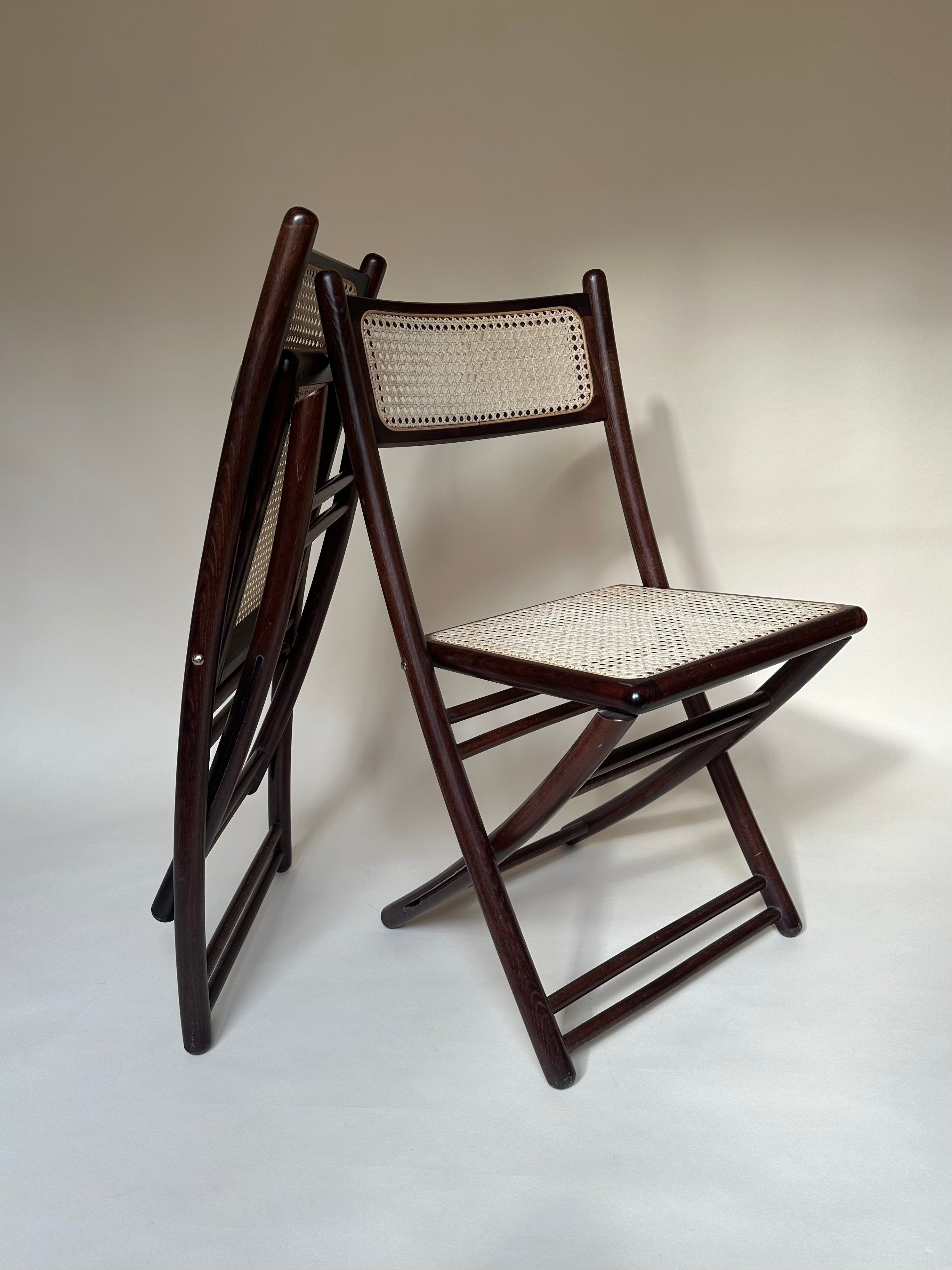 Chaises pliantes en bois et cannage