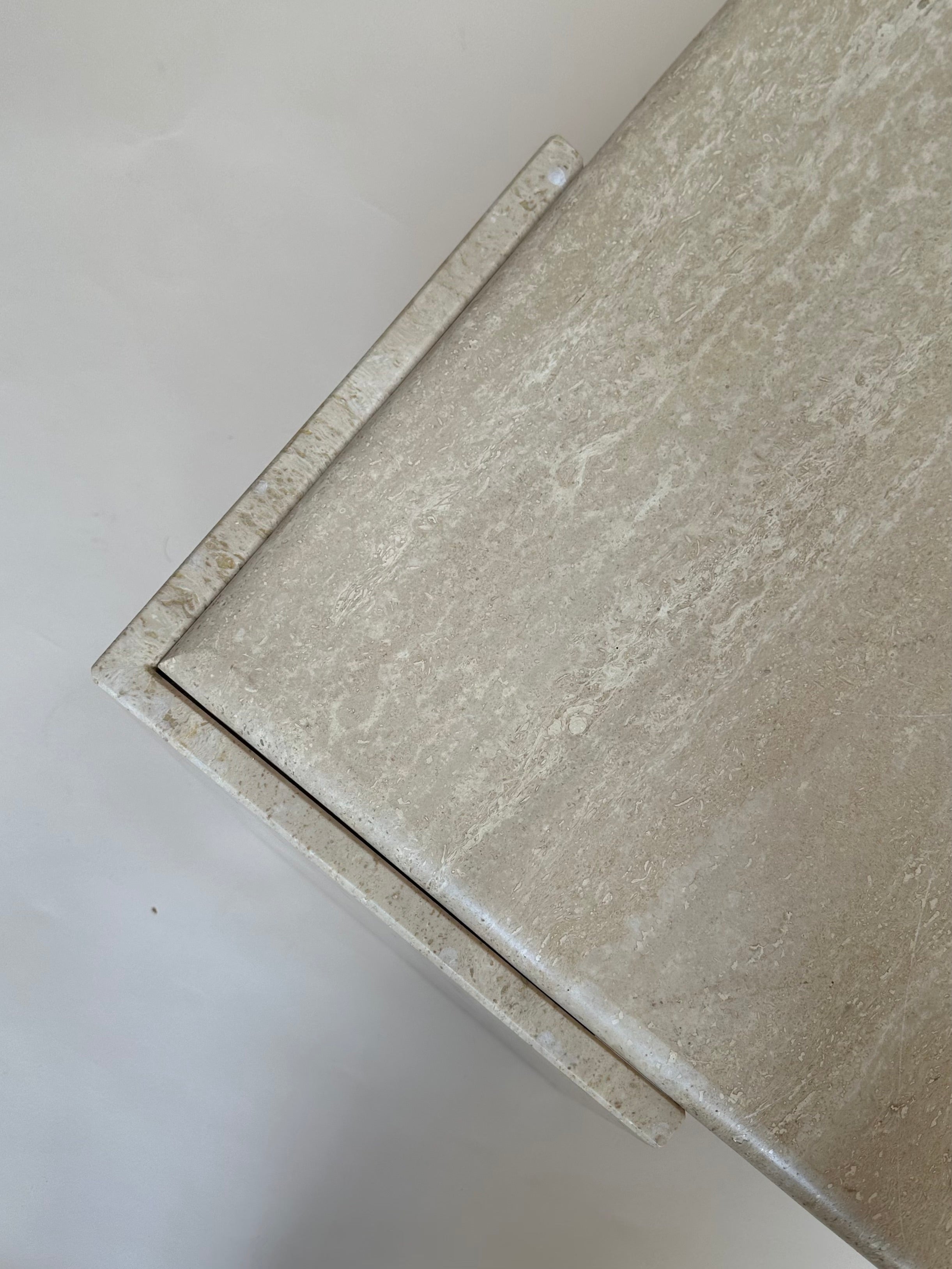 Table basse oeil en travertin