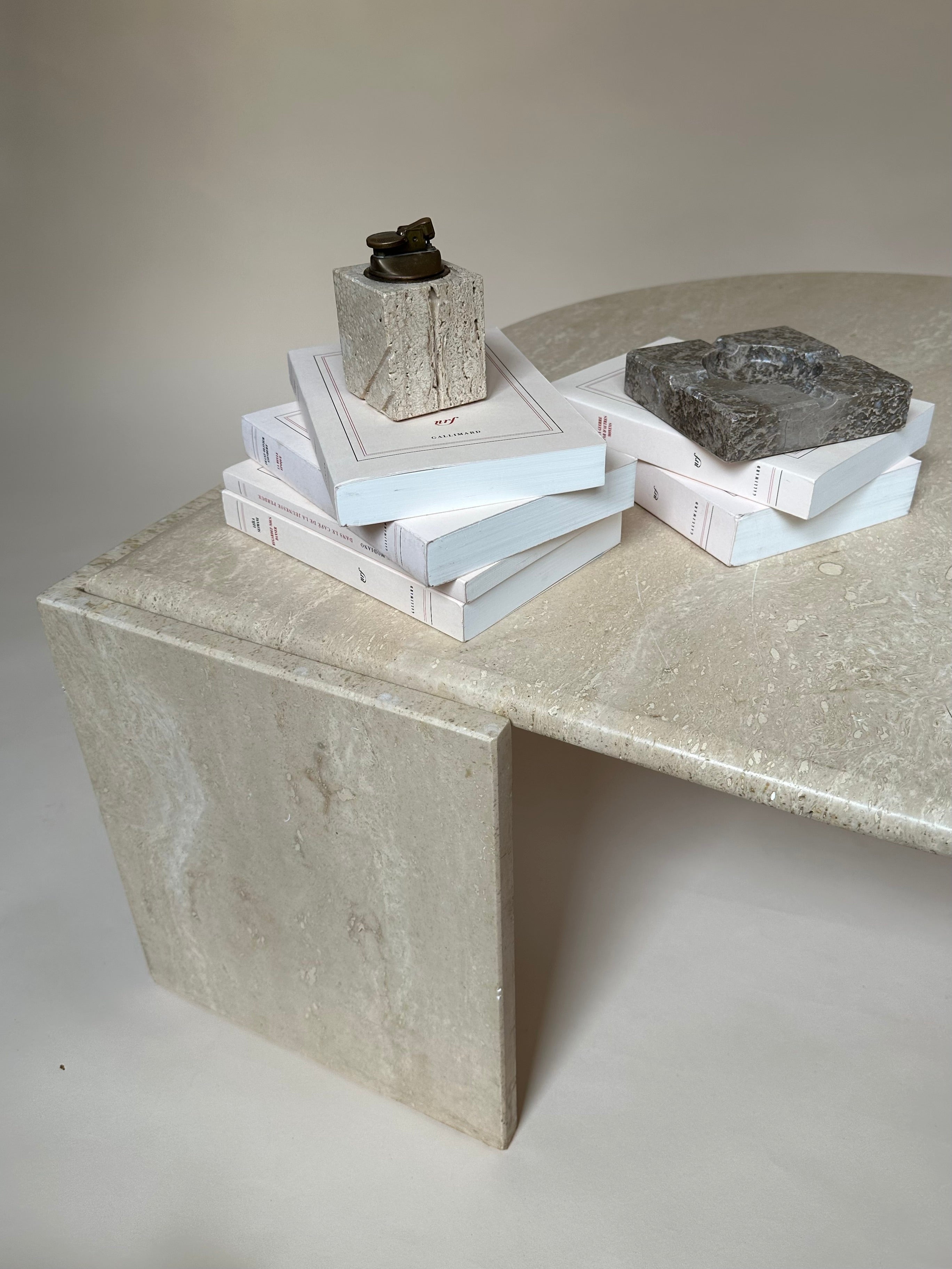 Table basse oeil en travertin