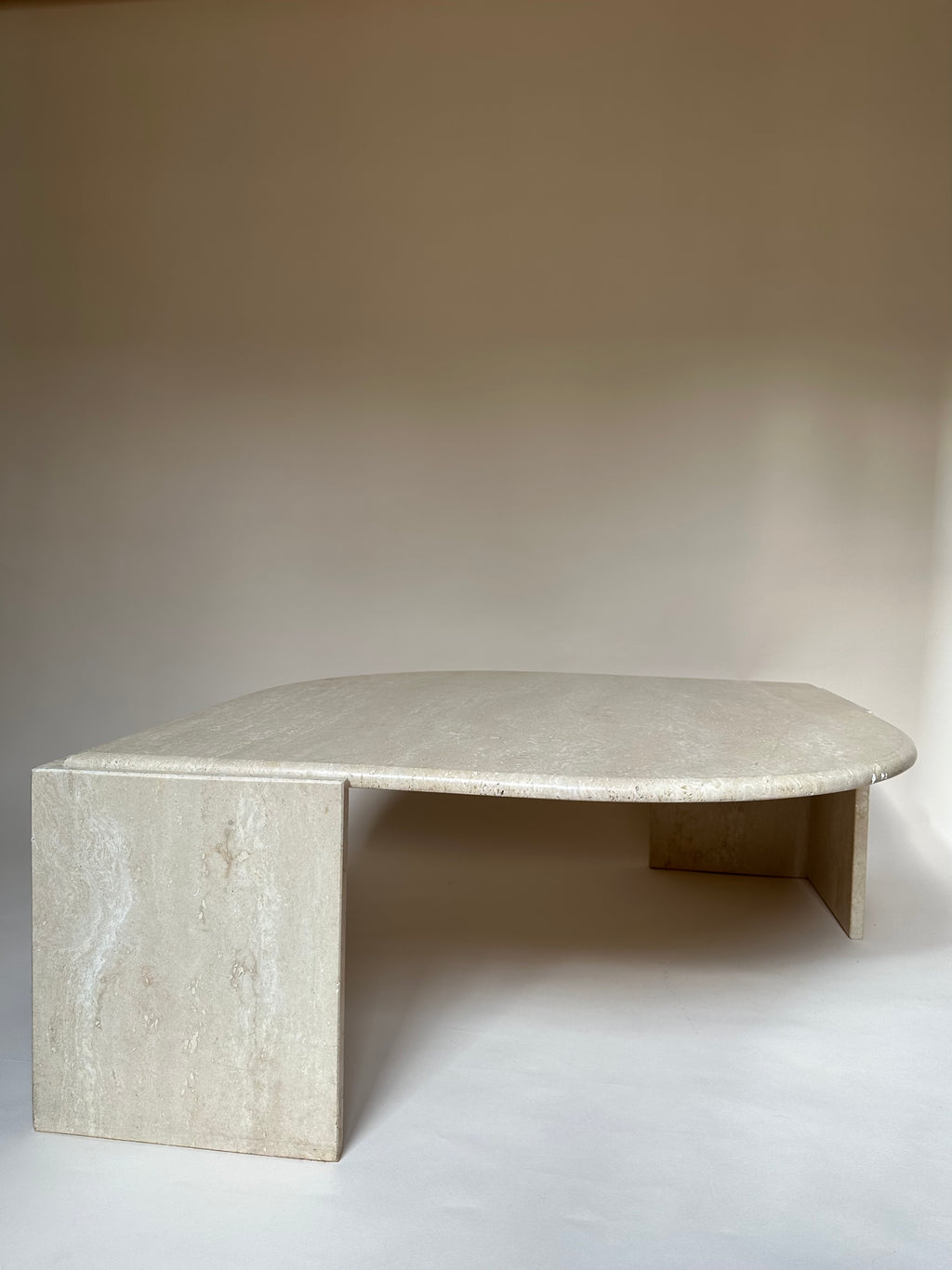 Table basse oeil en travertin