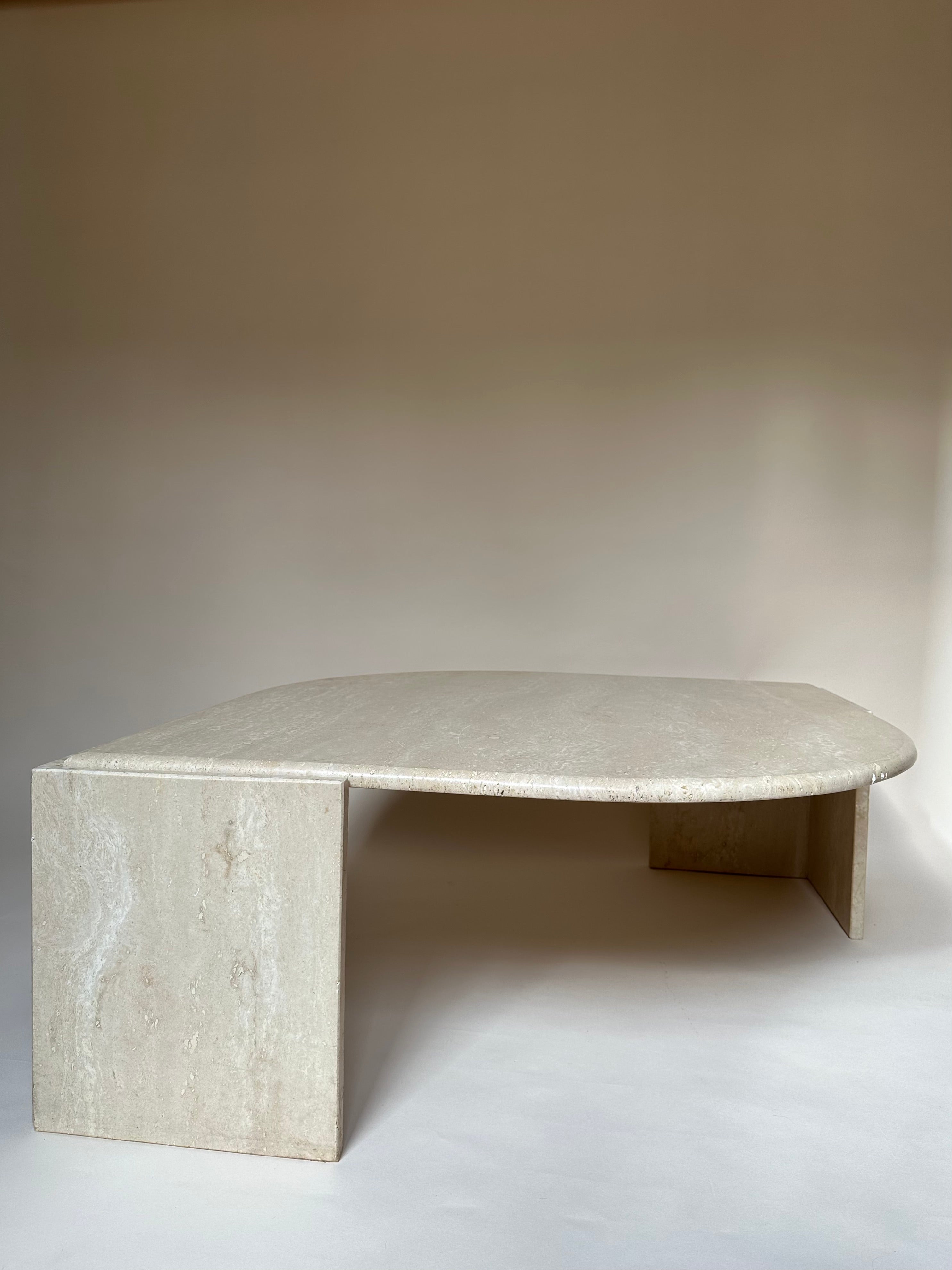 Table basse oeil en travertin