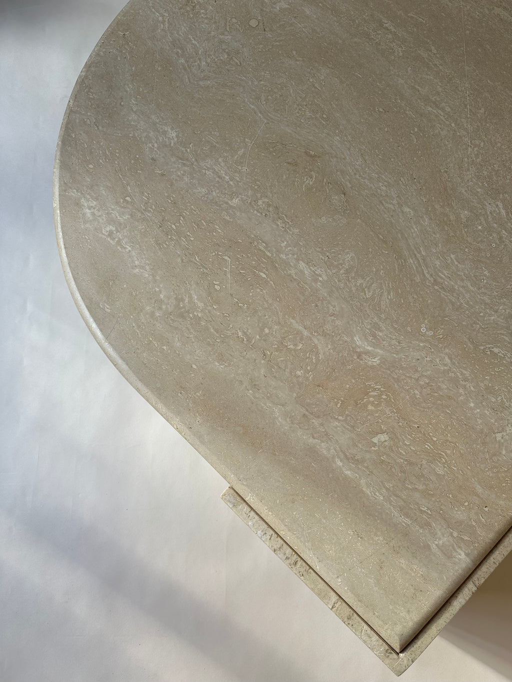 Table basse oeil en travertin