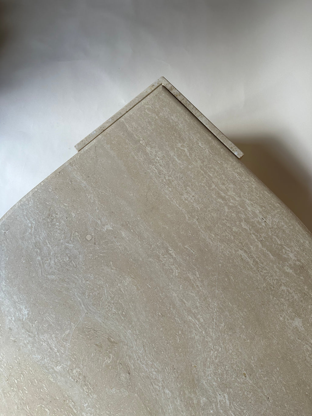 Table basse oeil en travertin