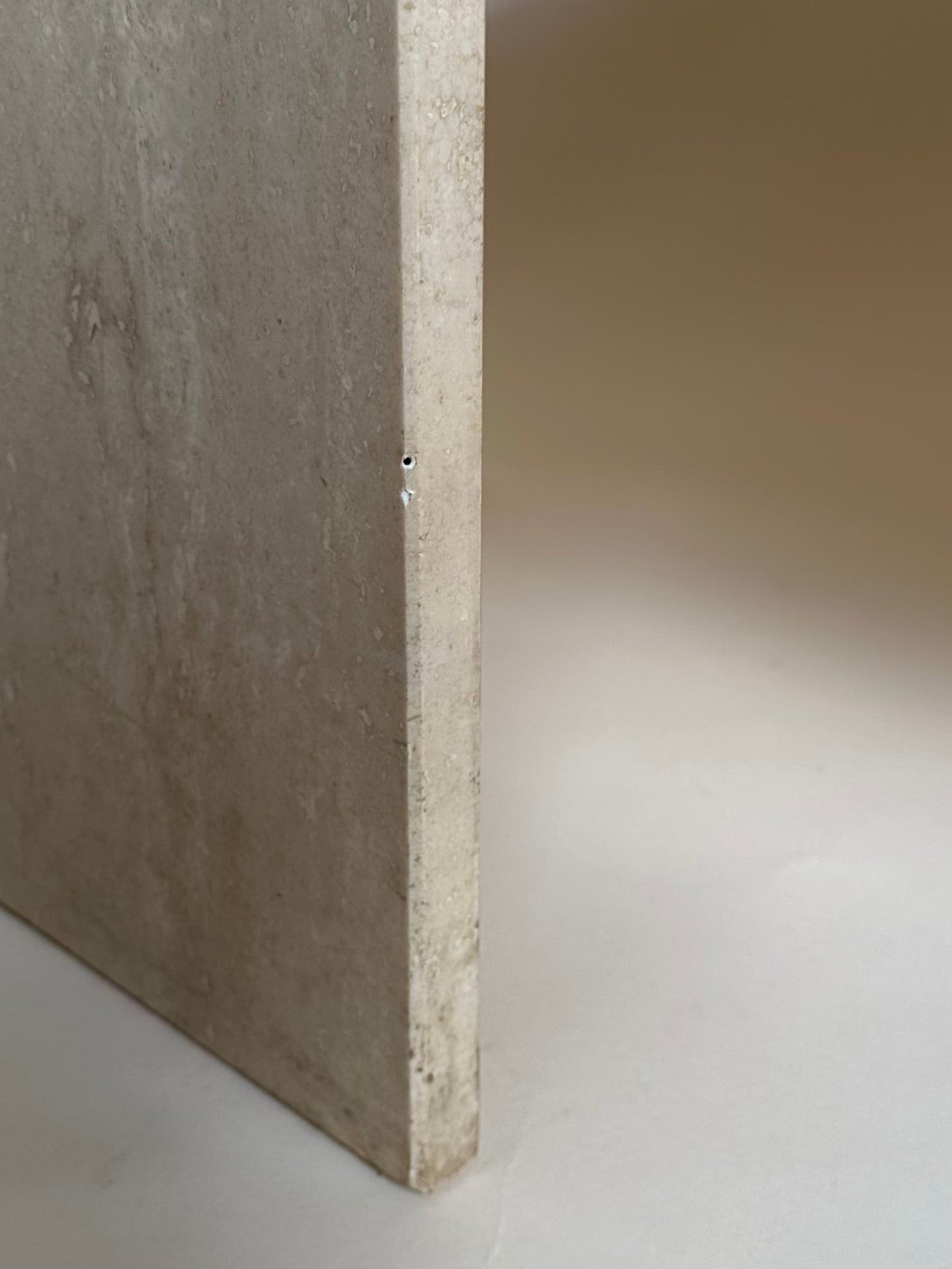 Table basse oeil en travertin