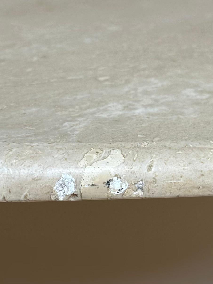 Table basse oeil en travertin