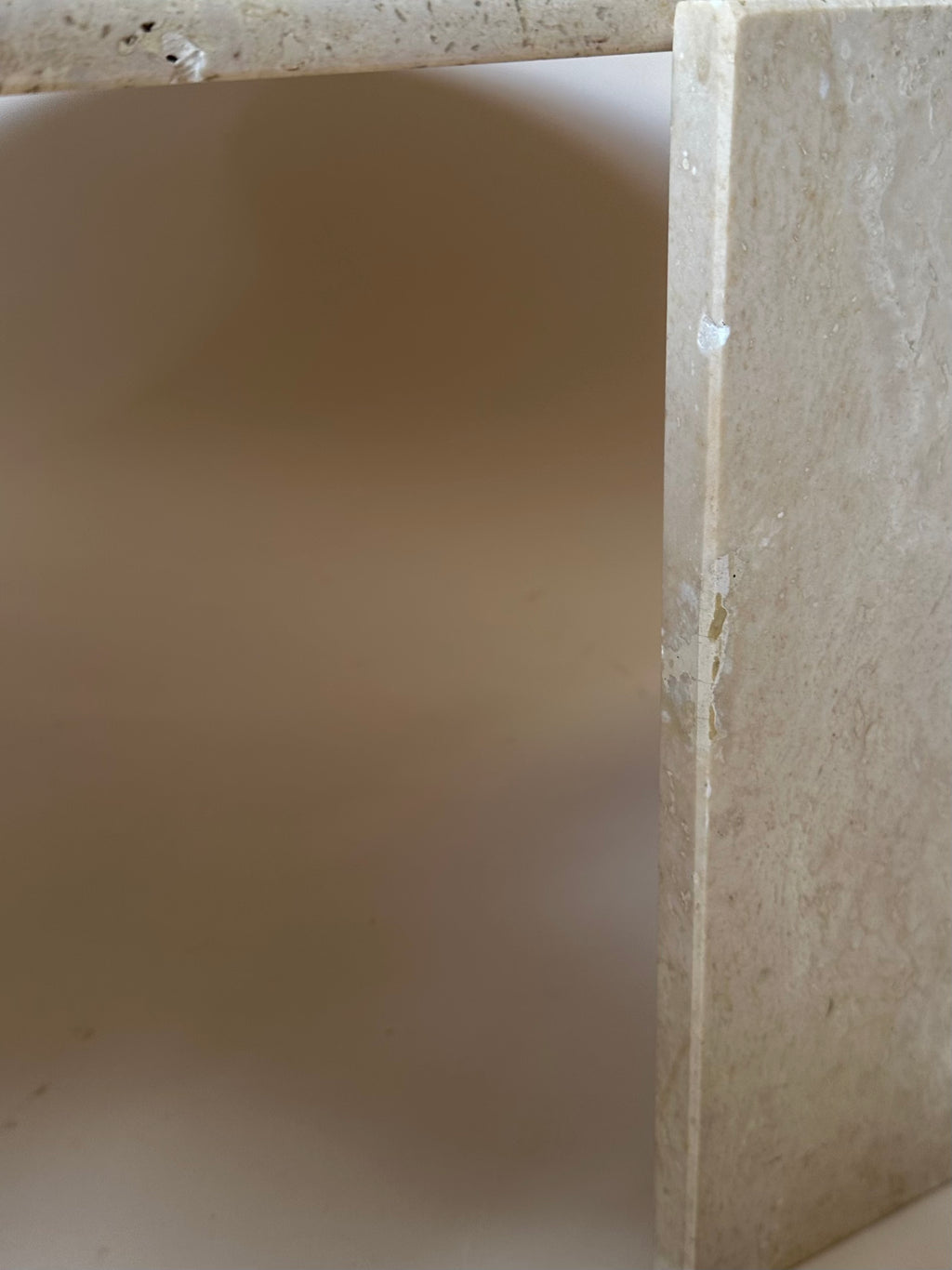 Table basse oeil en travertin