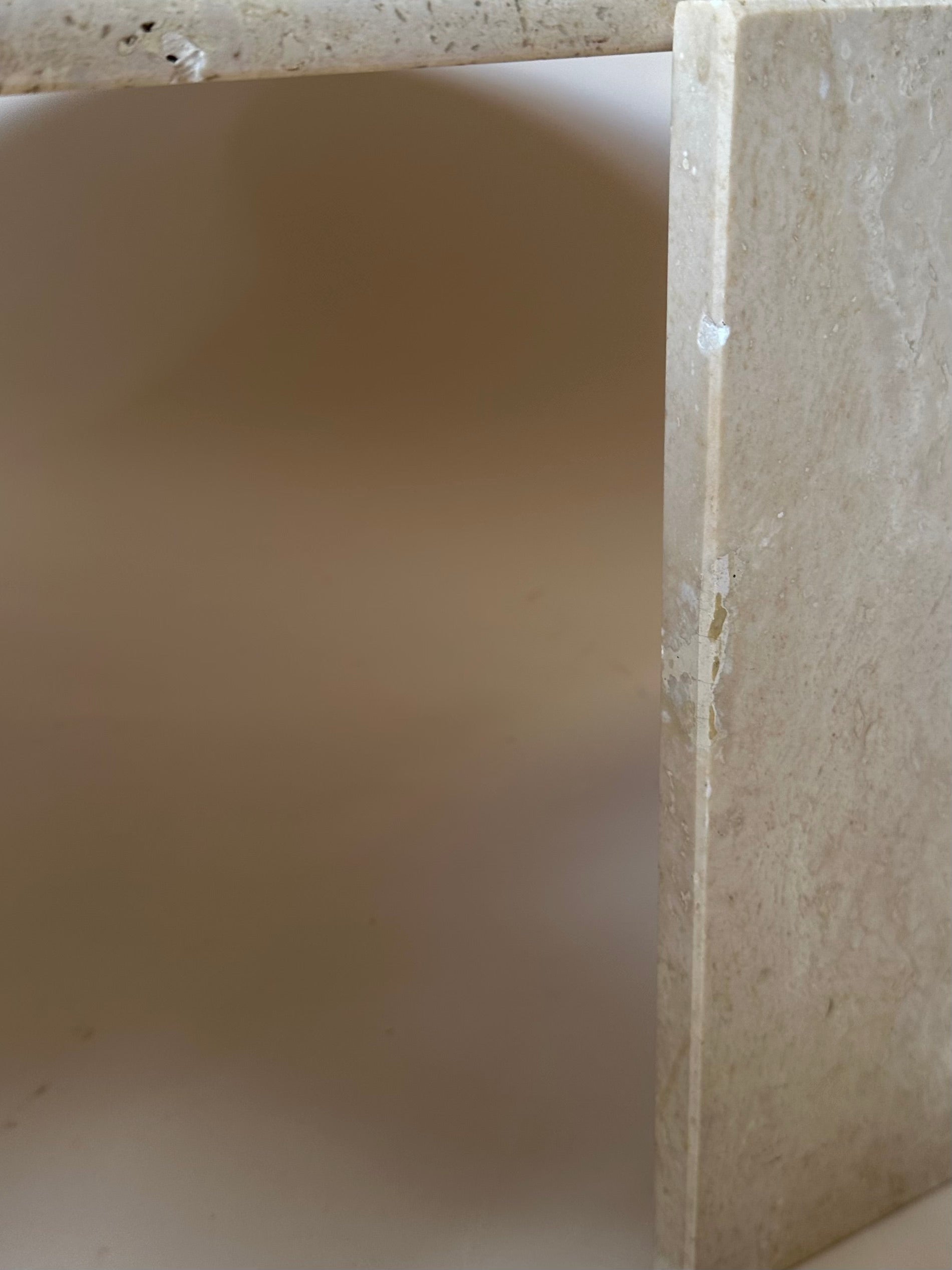 Table basse oeil en travertin