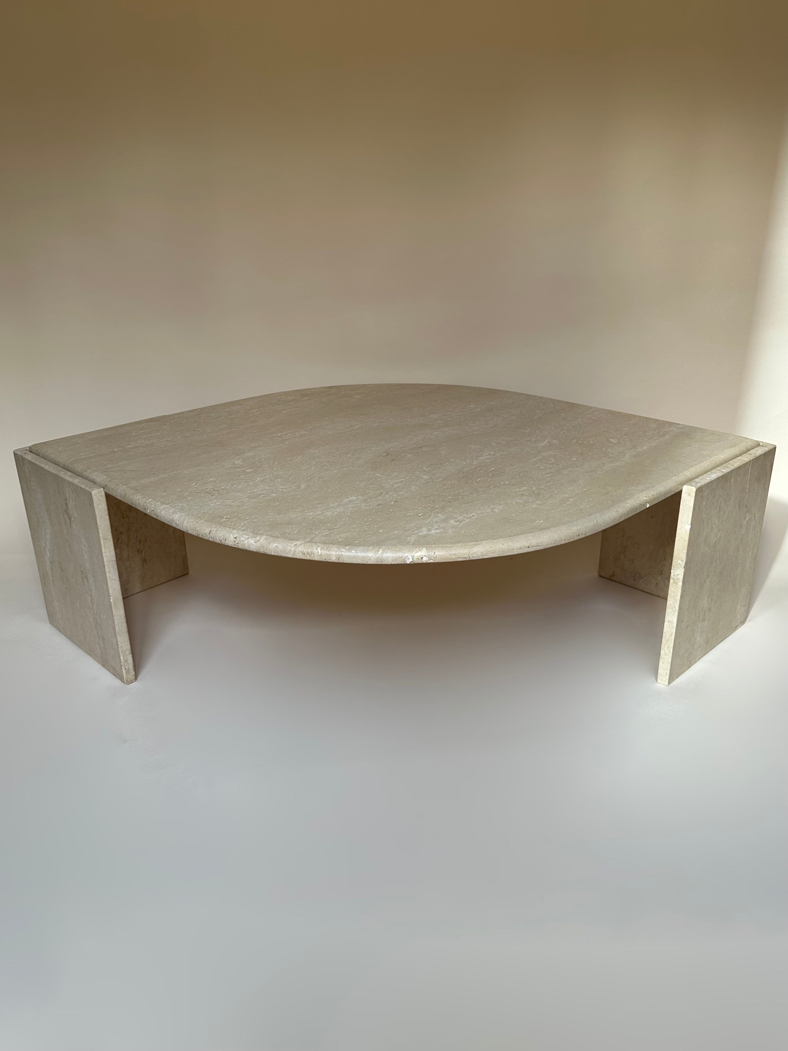 Table basse oeil en travertin