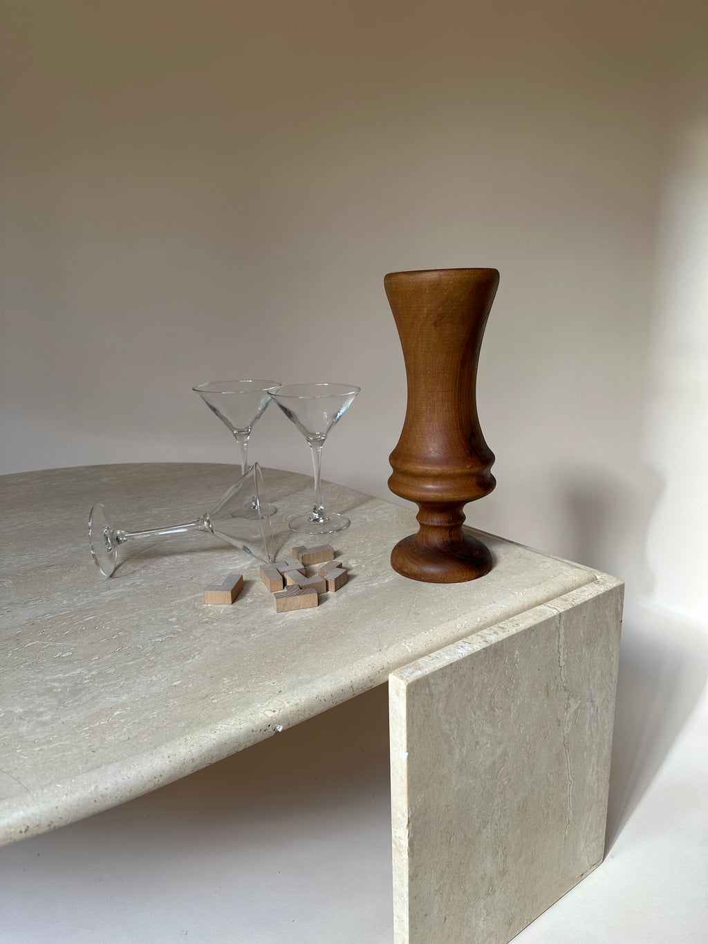 Table basse oeil en travertin