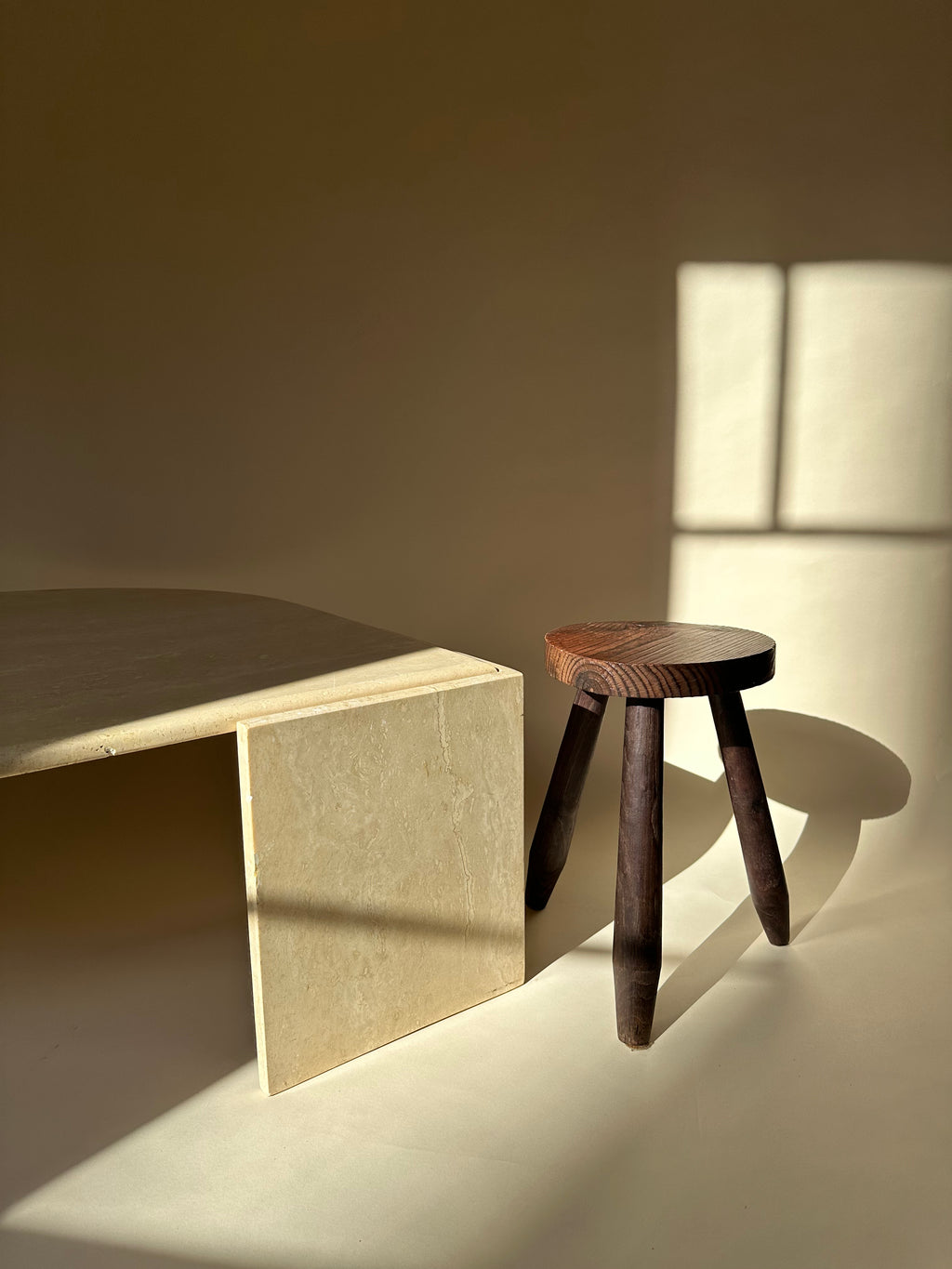 Table basse oeil en travertin