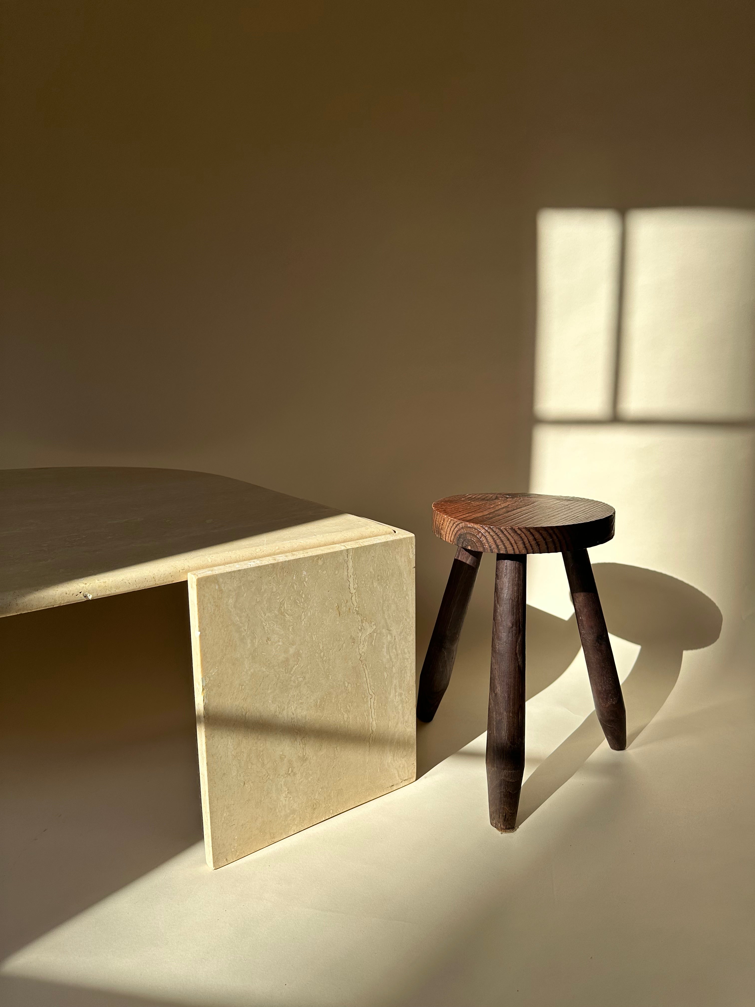 Table basse oeil en travertin