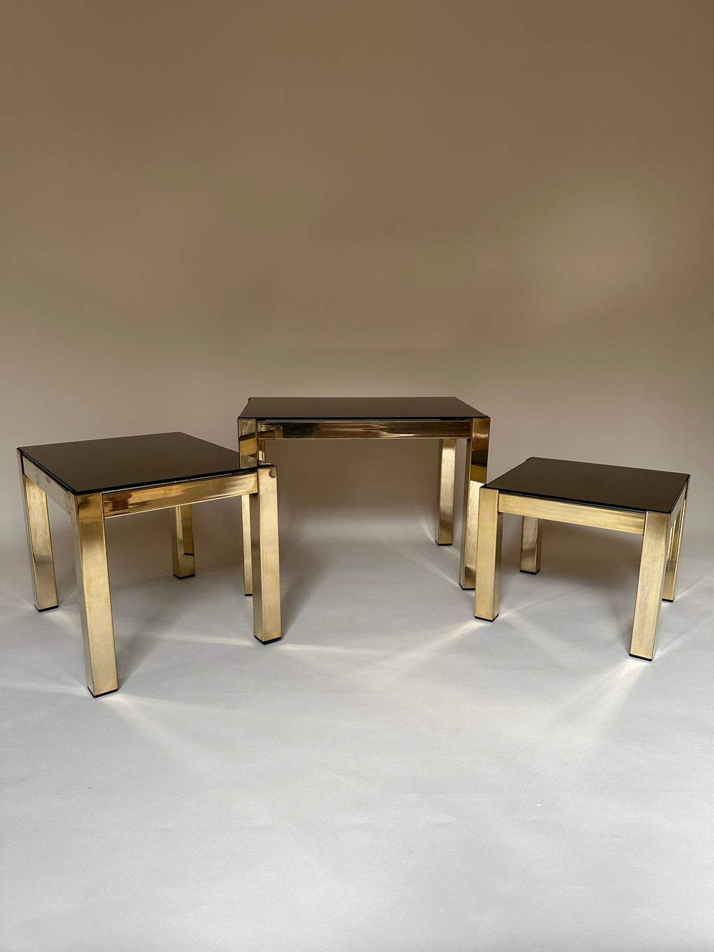 Tables gigognes en laiton et miroir fumé