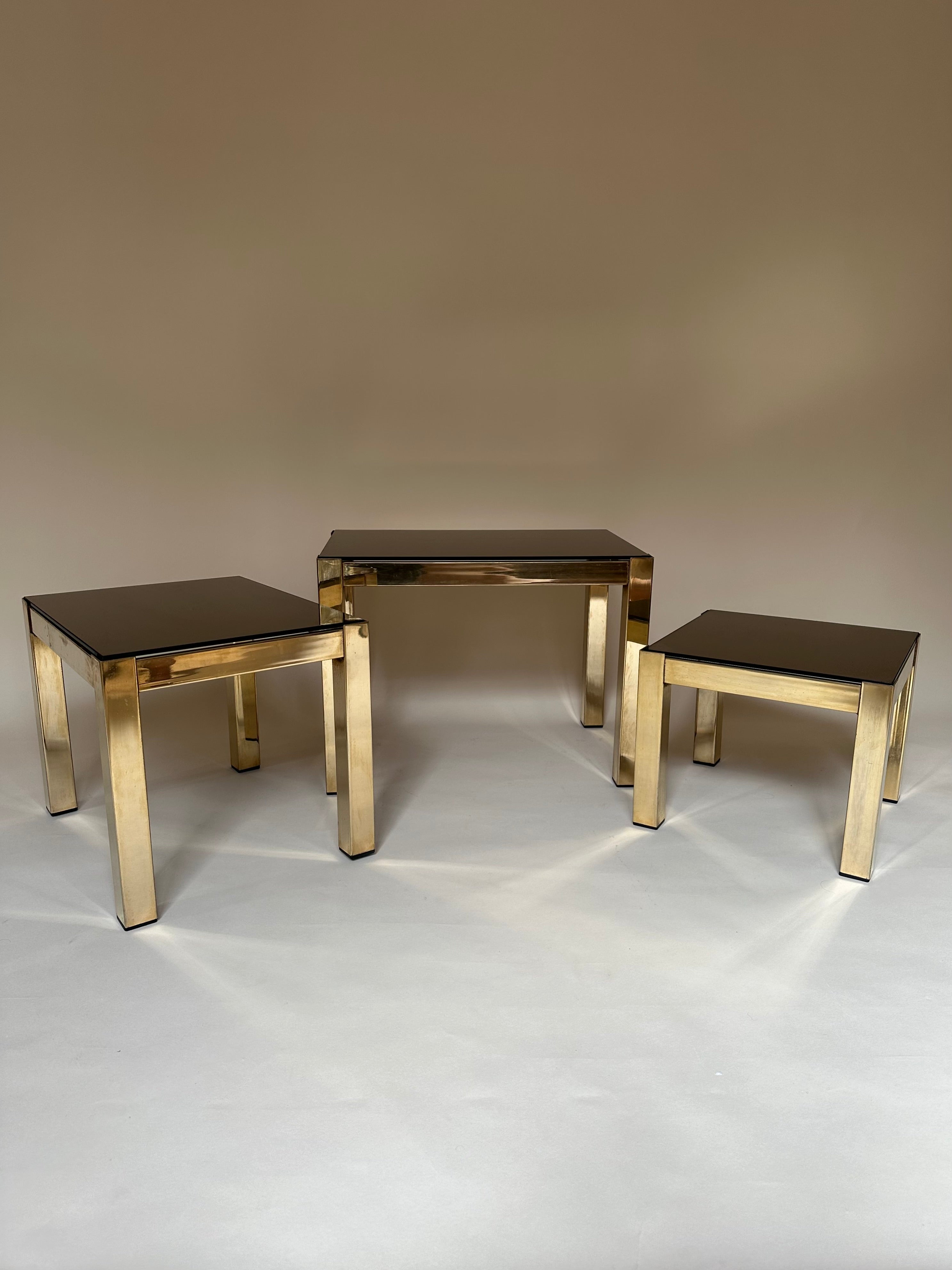 Tables gigognes en laiton et miroir fumé