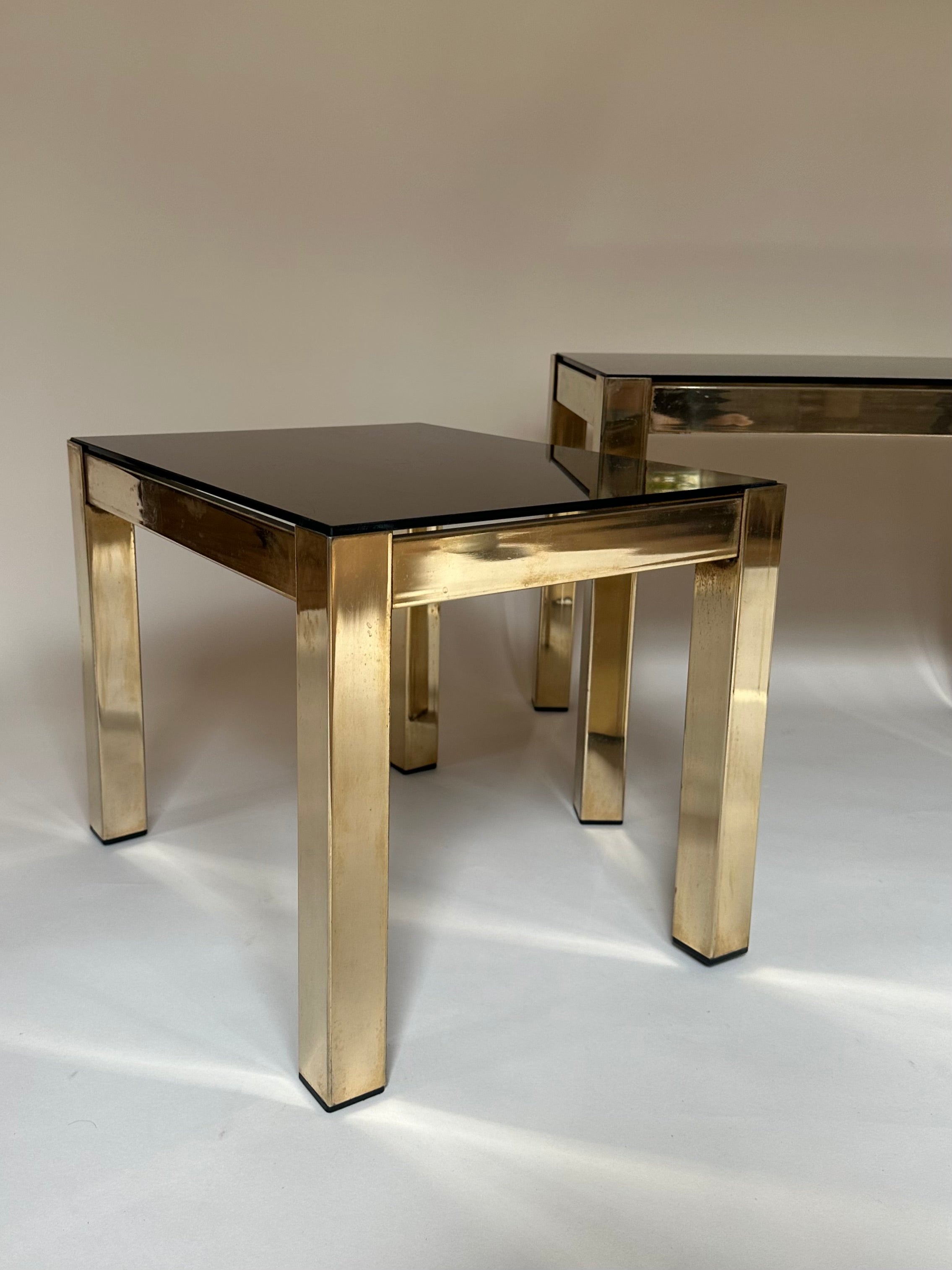 Tables gigognes en laiton et miroir fumé