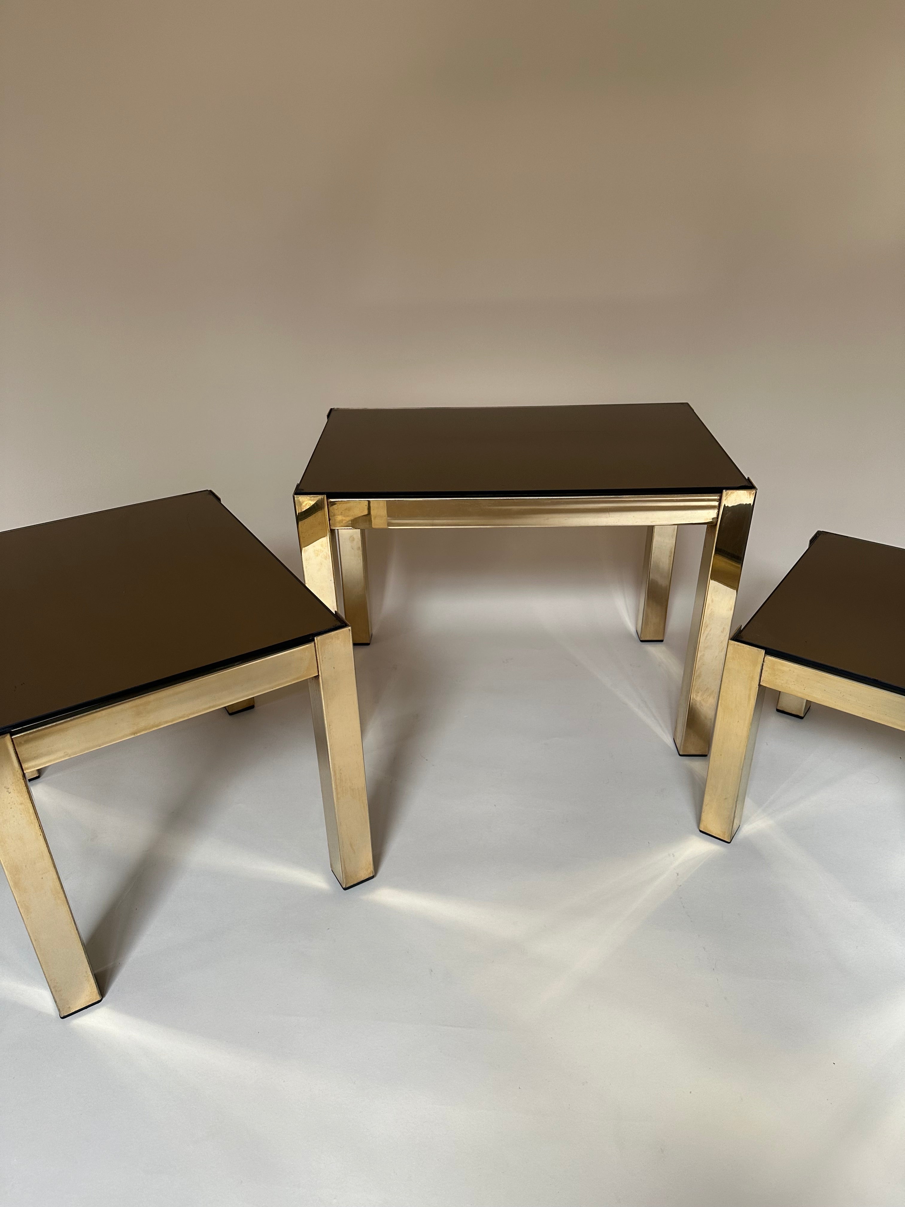 Tables gigognes en laiton et miroir fumé