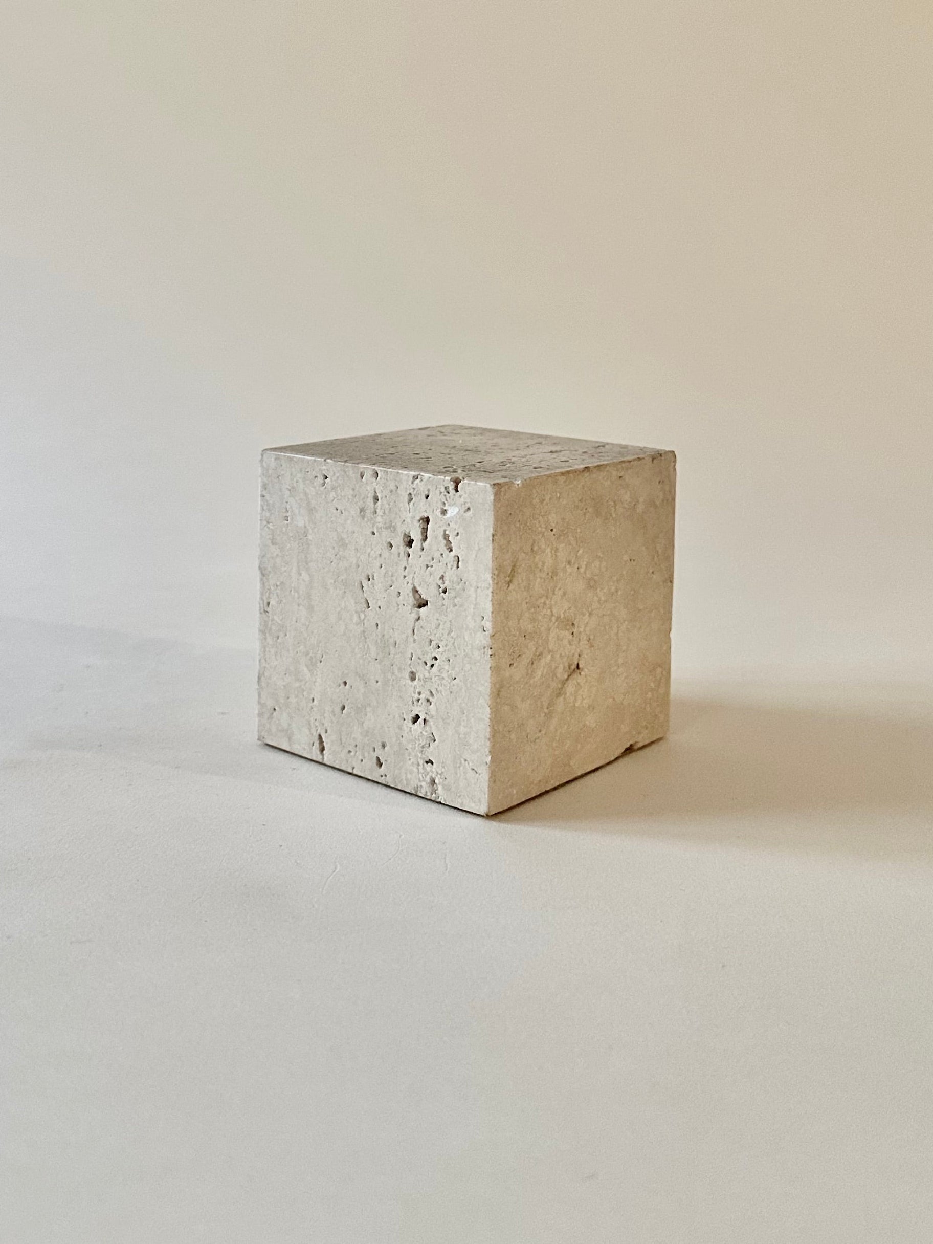 Presse-papier cube en travertin