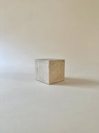 Presse-papier cube en travertin