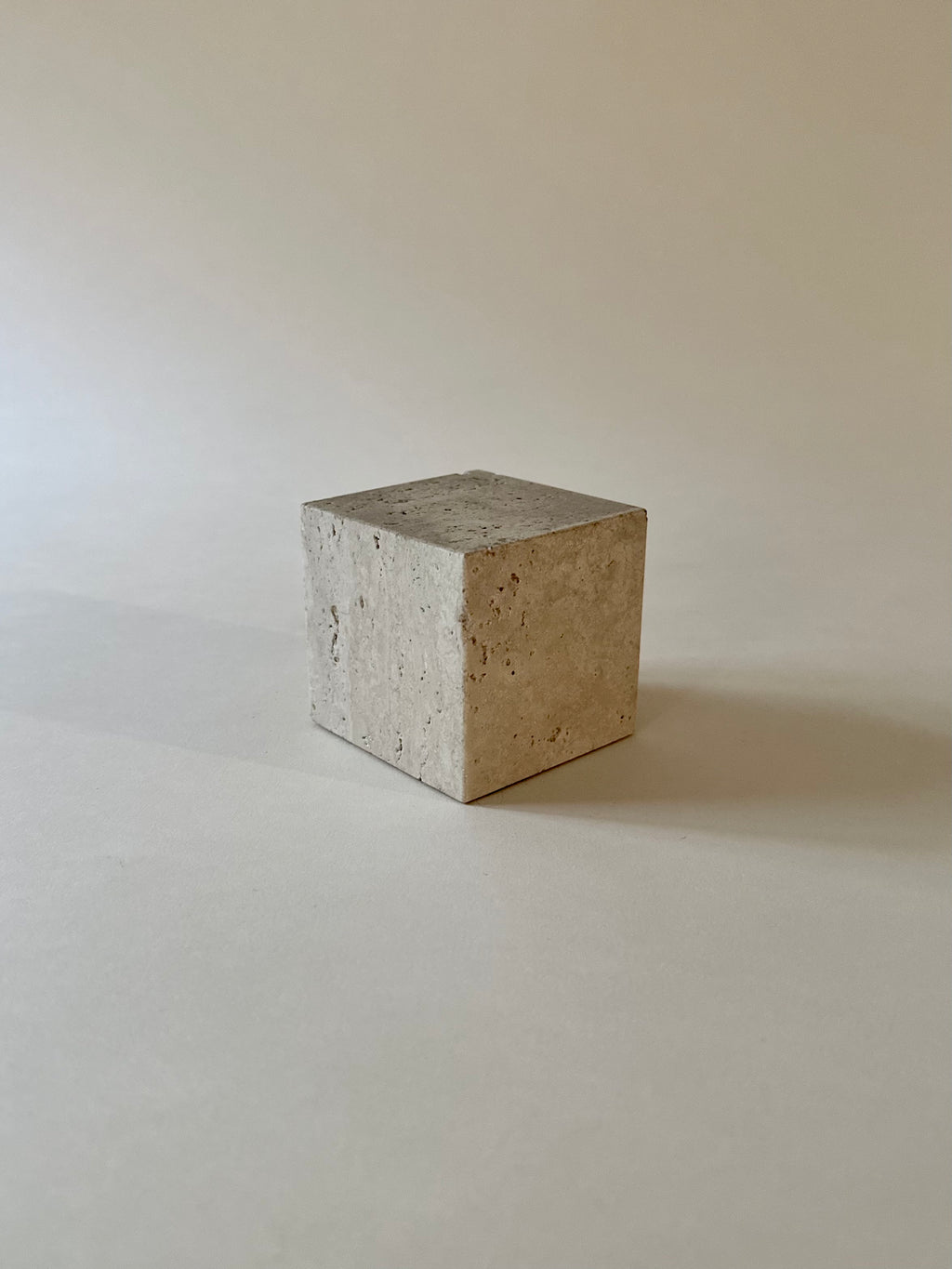 Presse-papier cube en travertin