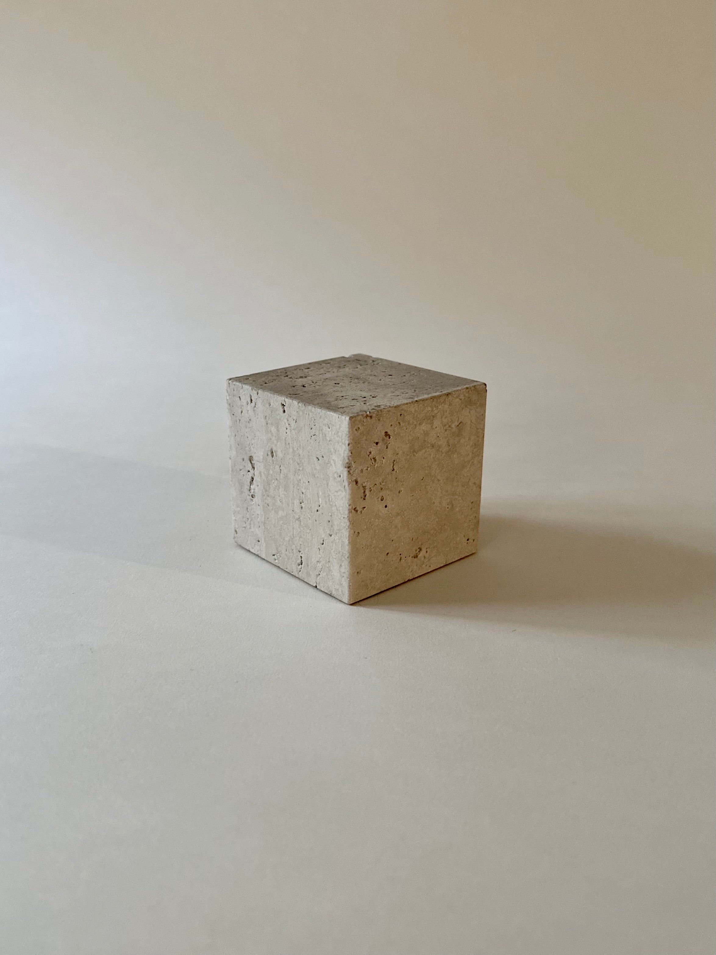 Presse-papier cube en travertin