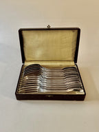 Service de douze couverts en métal argenté