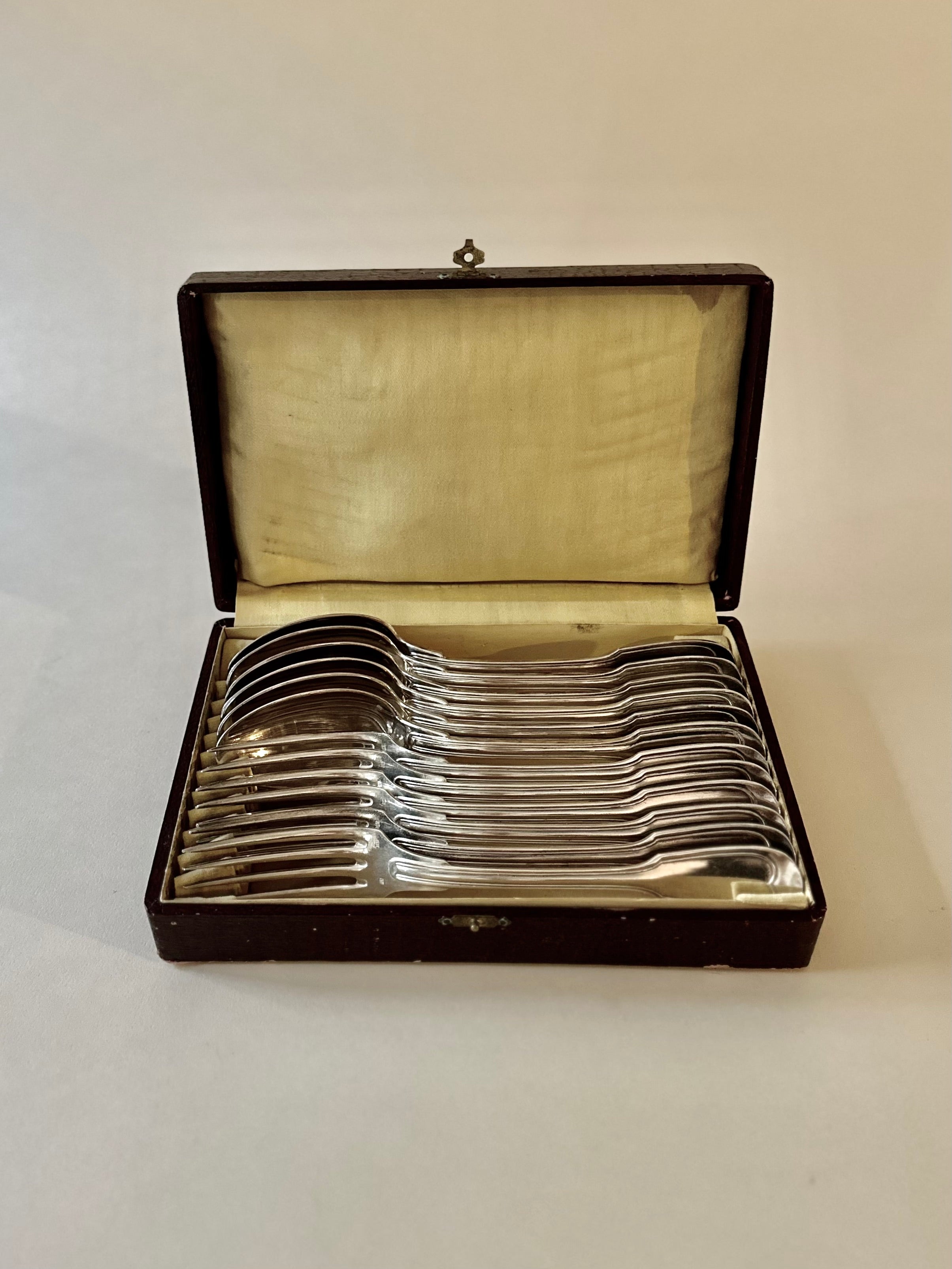 Service de douze couverts en métal argenté