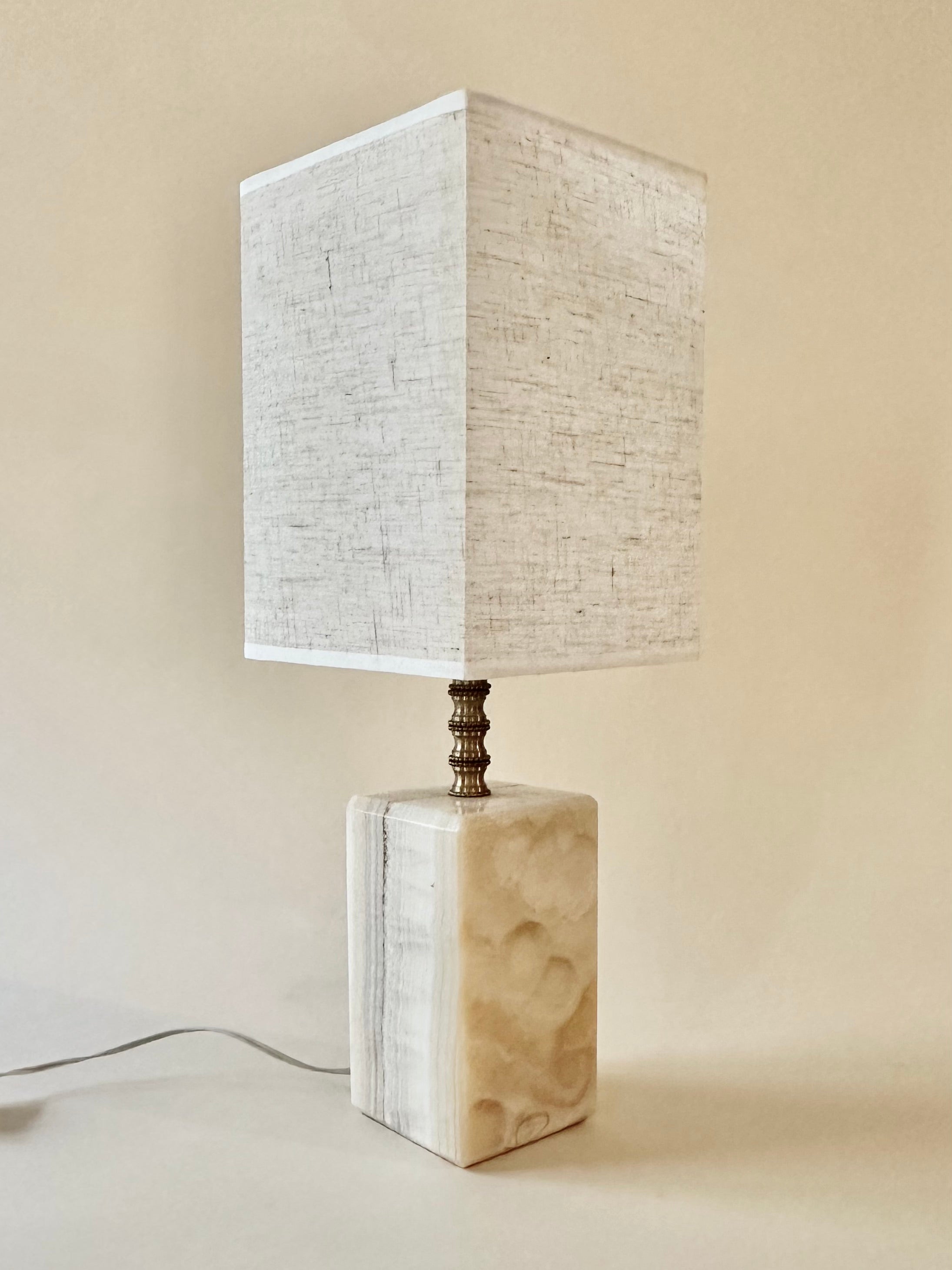 Lampe en onyx et laiton avec abat-jour carré