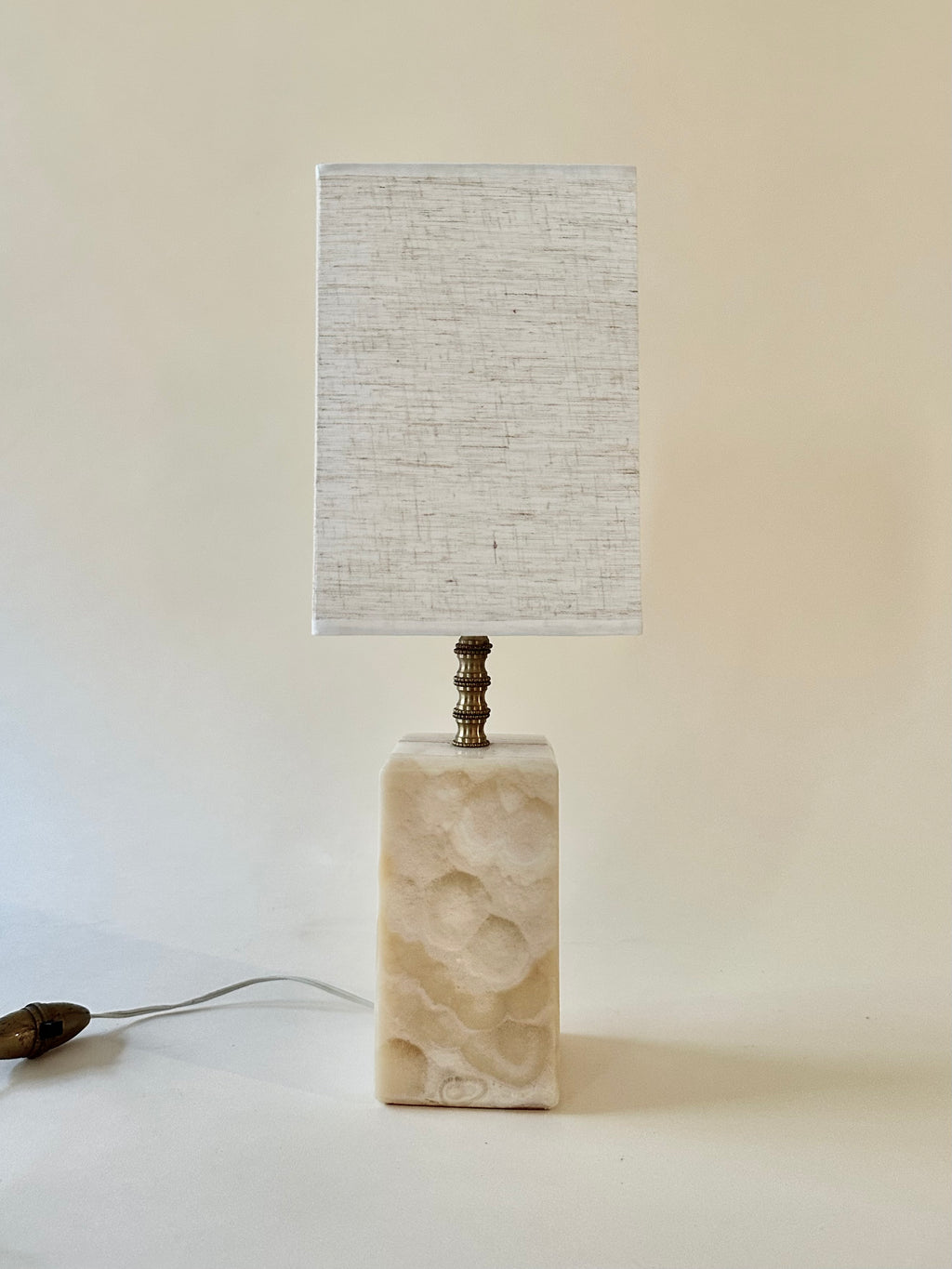 Lampe en onyx et laiton avec abat-jour carré