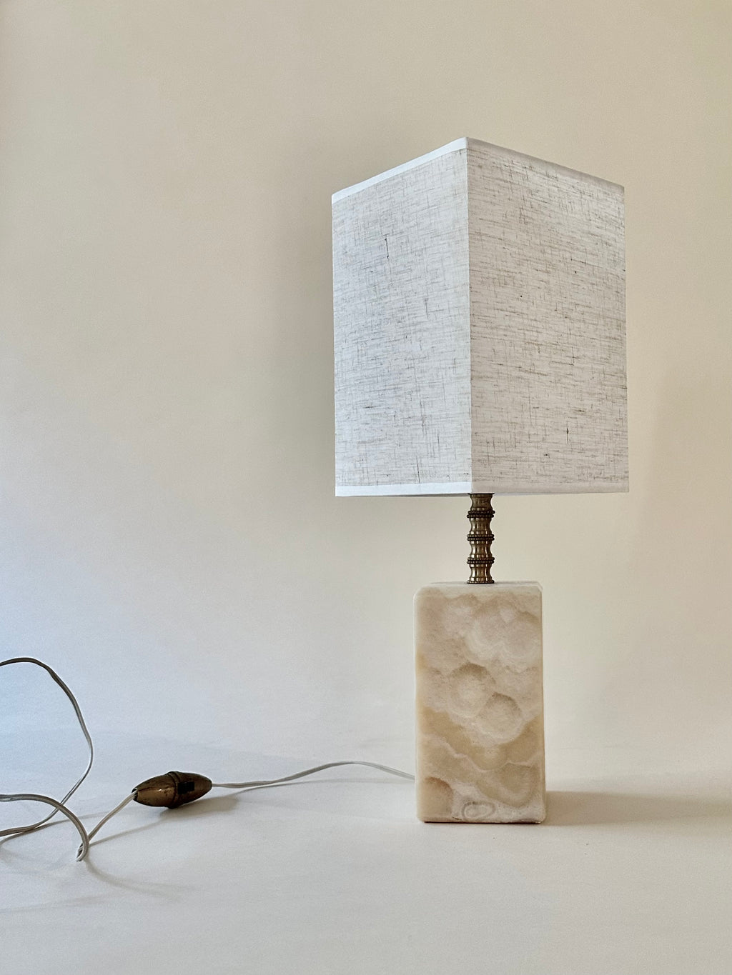Lampe en onyx et laiton avec abat-jour carré