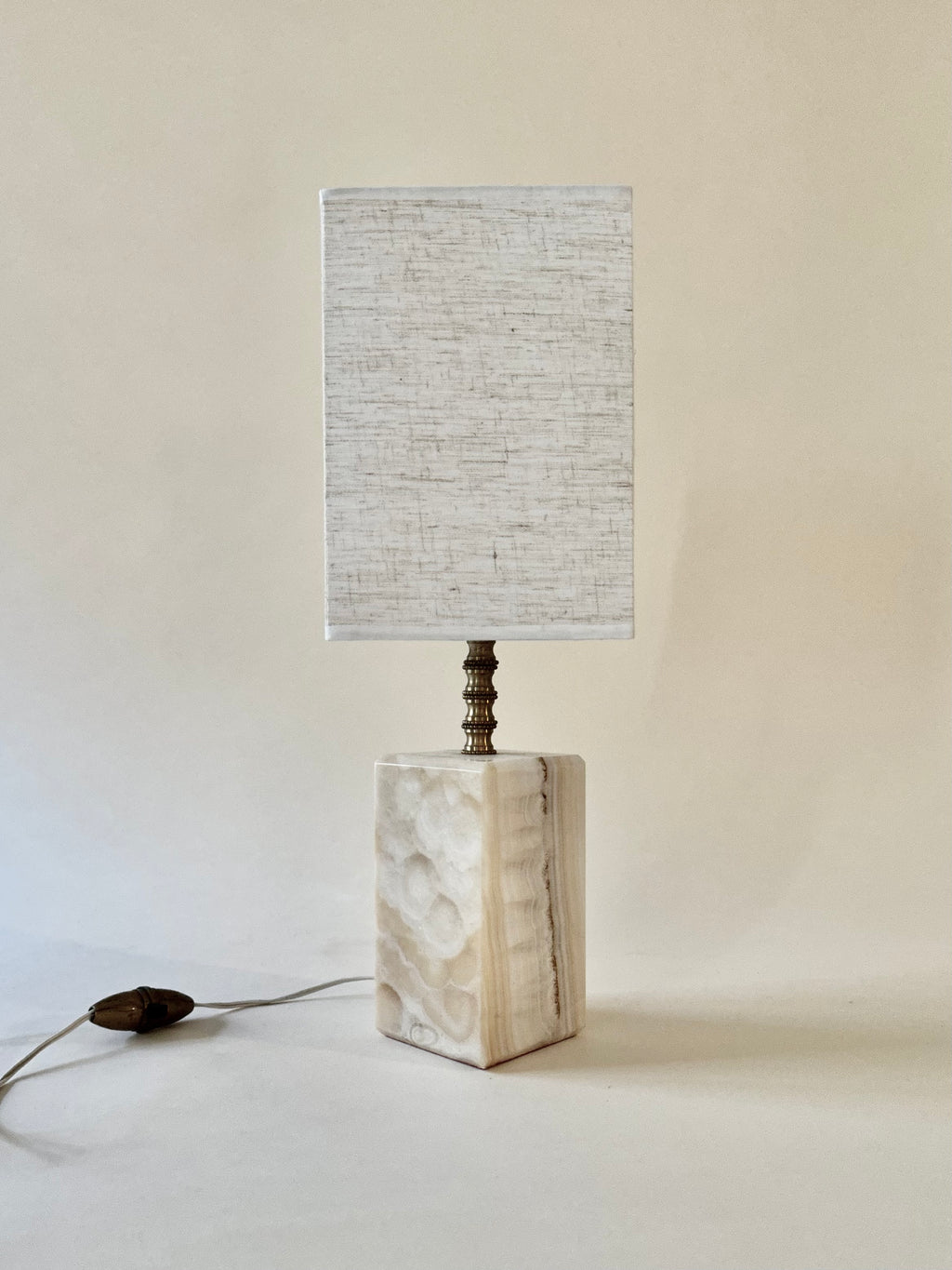 Lampe en onyx et laiton avec abat-jour carré