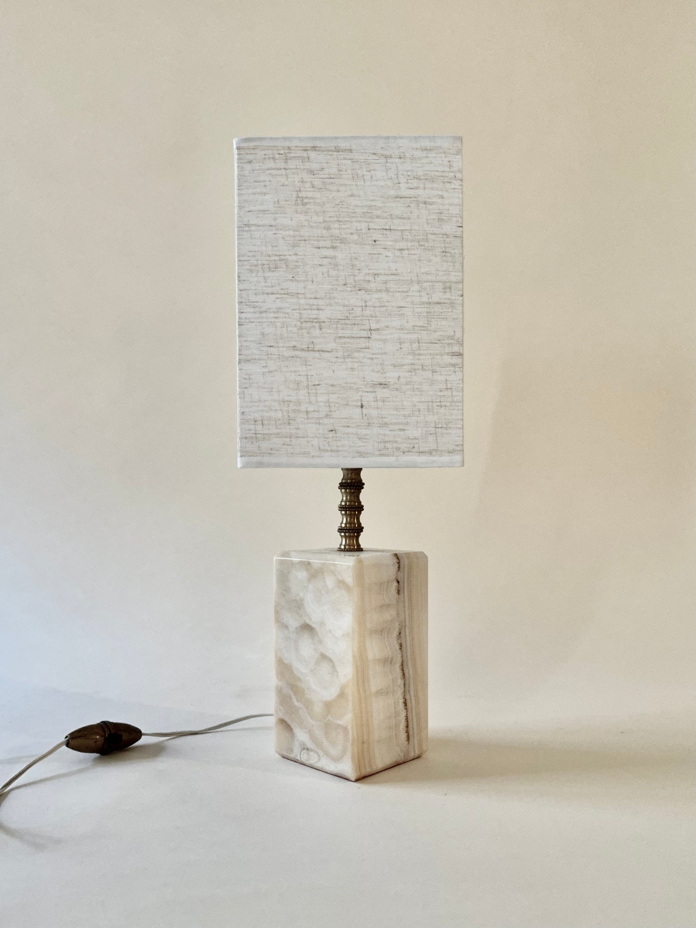 Lampe en onyx et laiton avec abat-jour carré