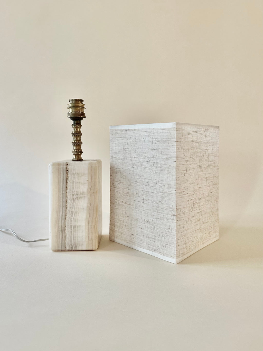 Lampe en onyx et laiton avec abat-jour carré