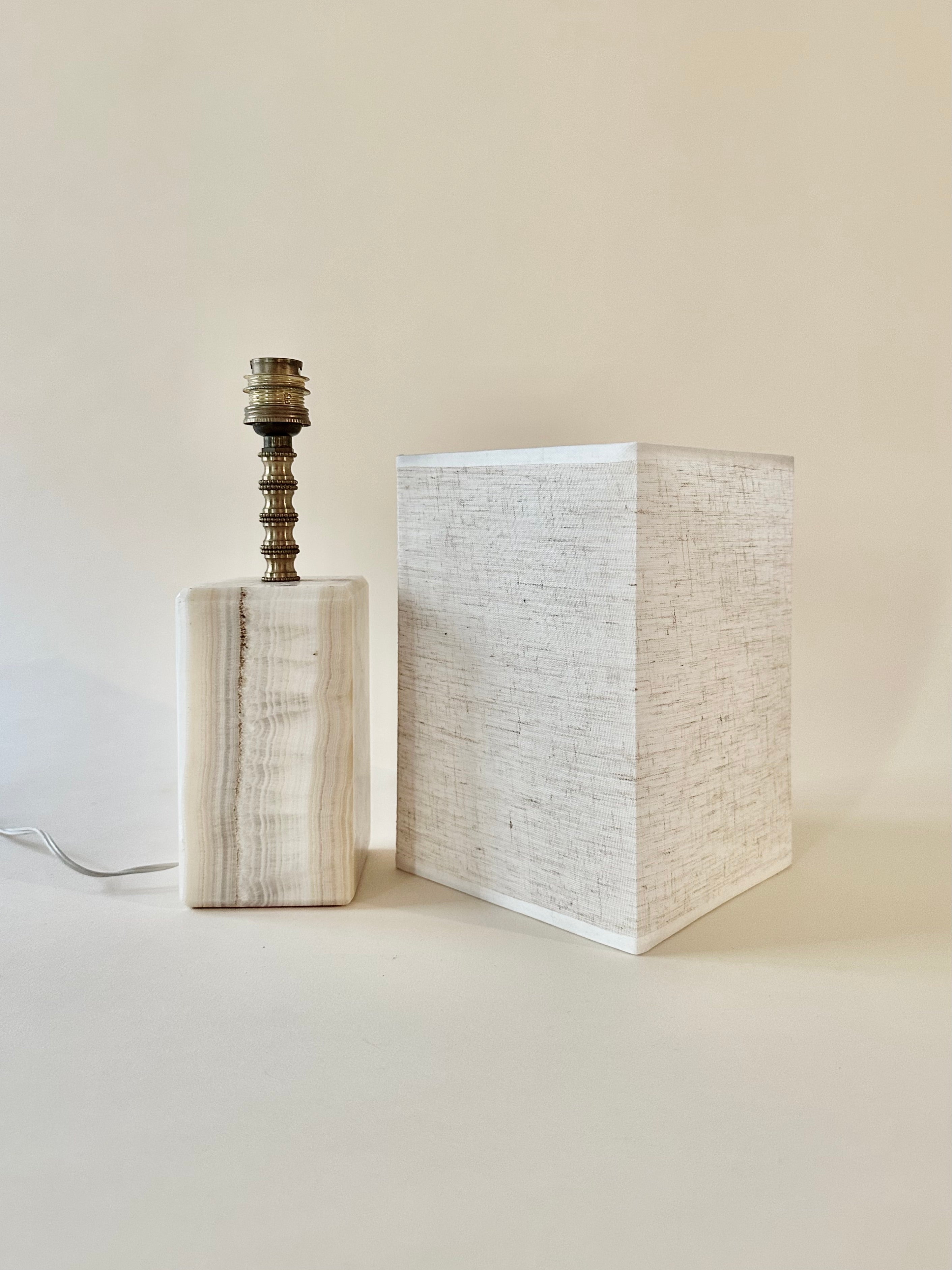 Lampe en onyx et laiton avec abat-jour carré
