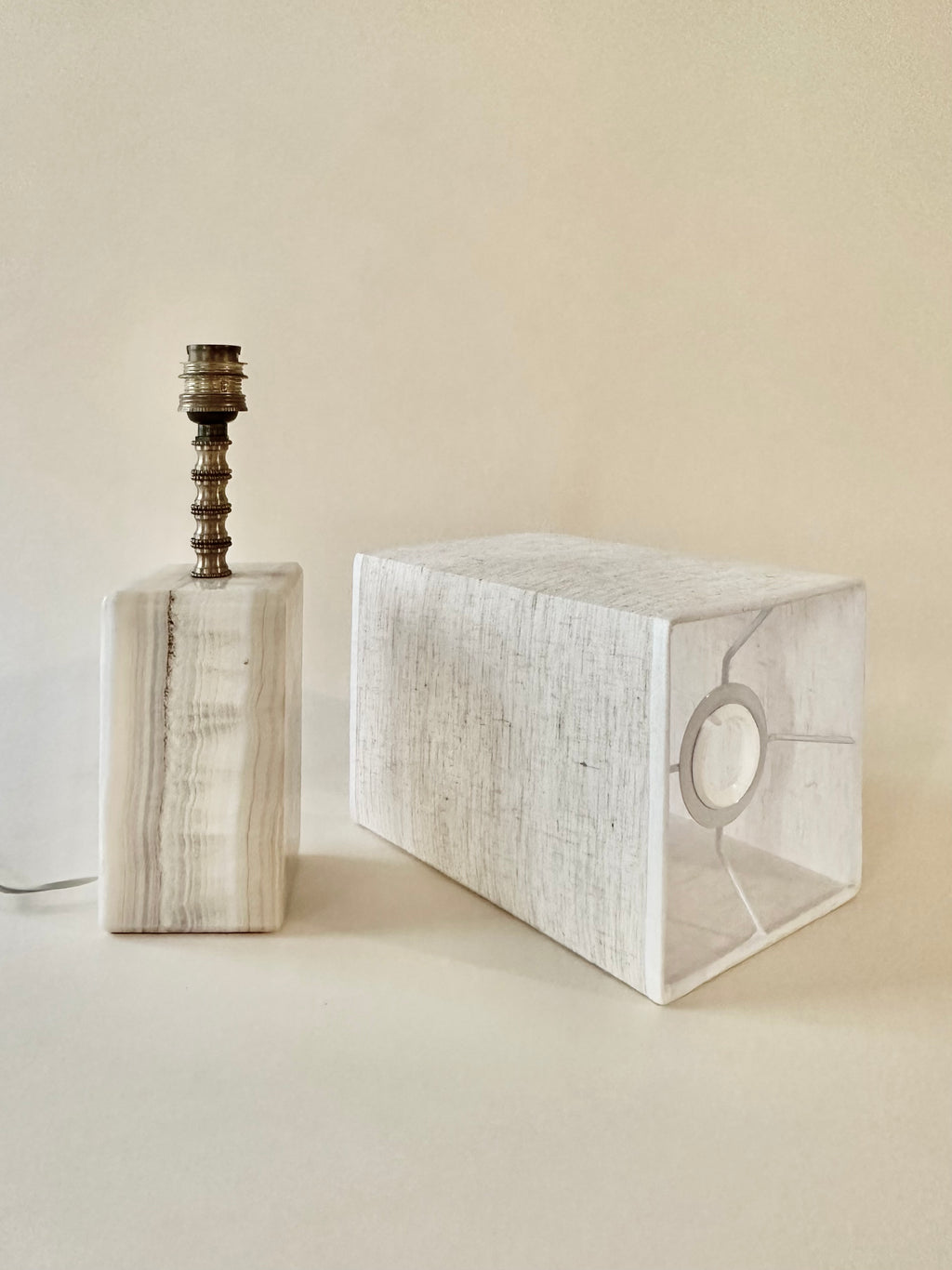 Lampe en onyx et laiton avec abat-jour carré