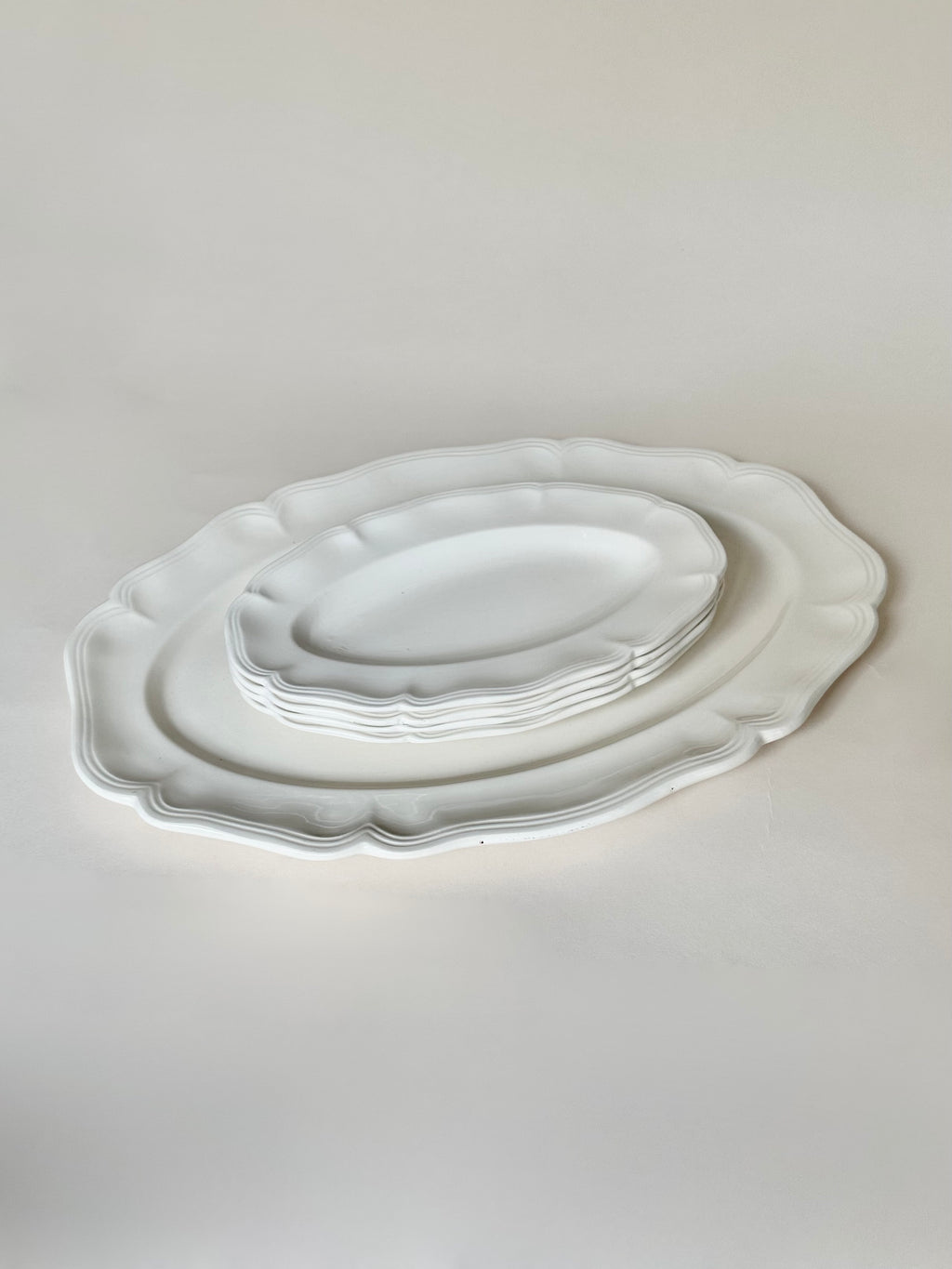 Plat et raviers chantournés en faïence de Sarreguemines