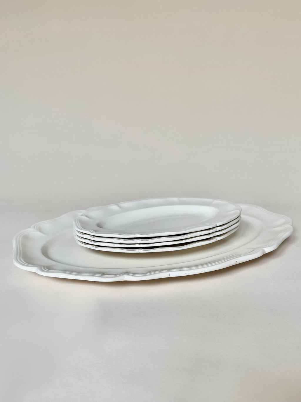 Plat et raviers chantournés en faïence de Sarreguemines