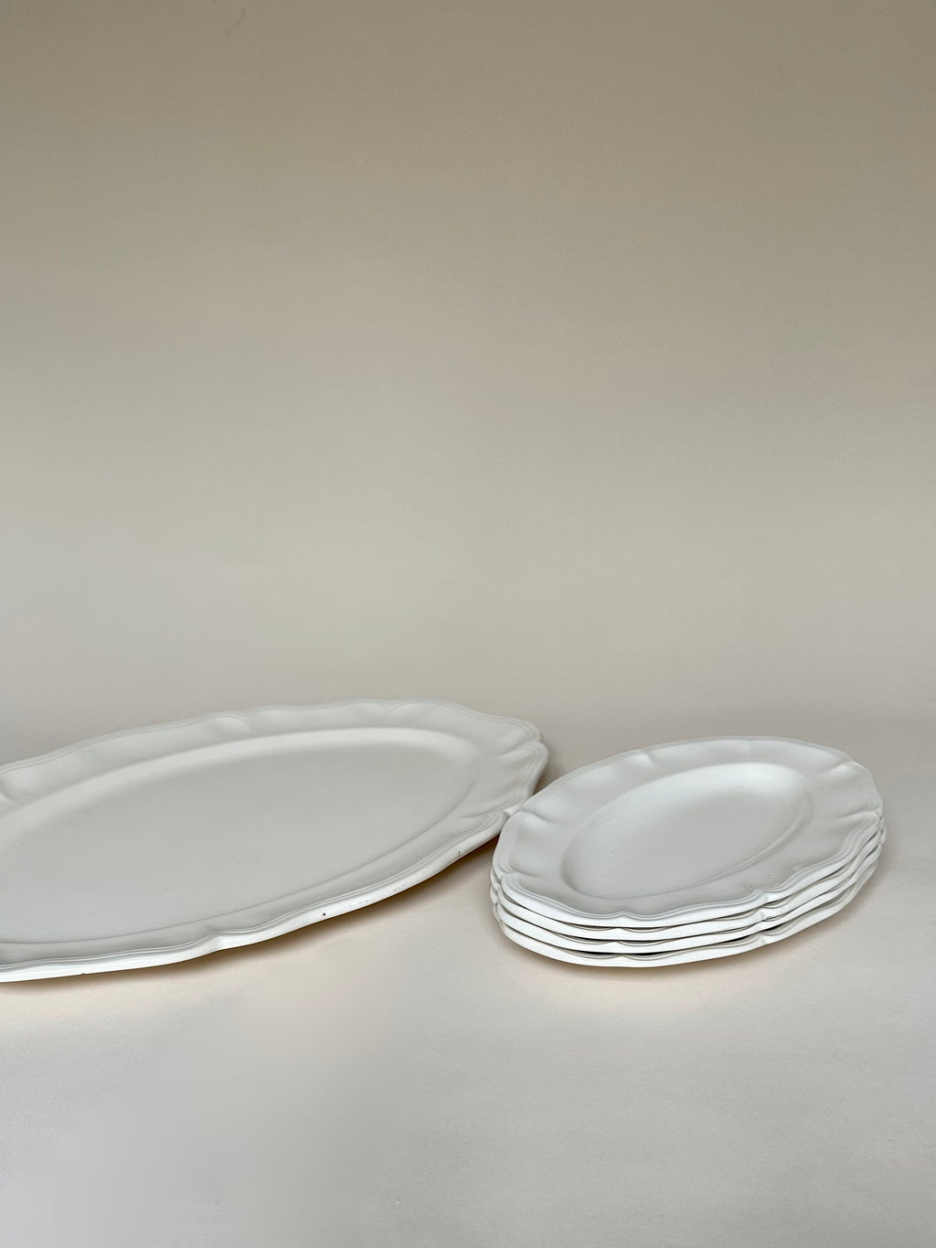 Plat et raviers chantournés en faïence de Sarreguemines