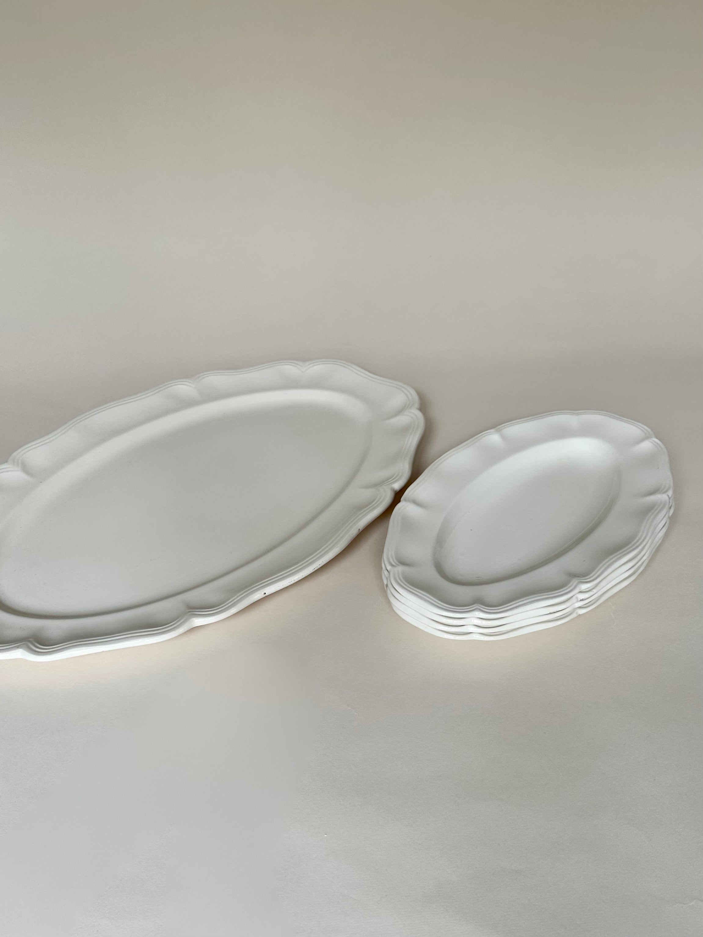 Plat et raviers chantournés en faïence de Sarreguemines