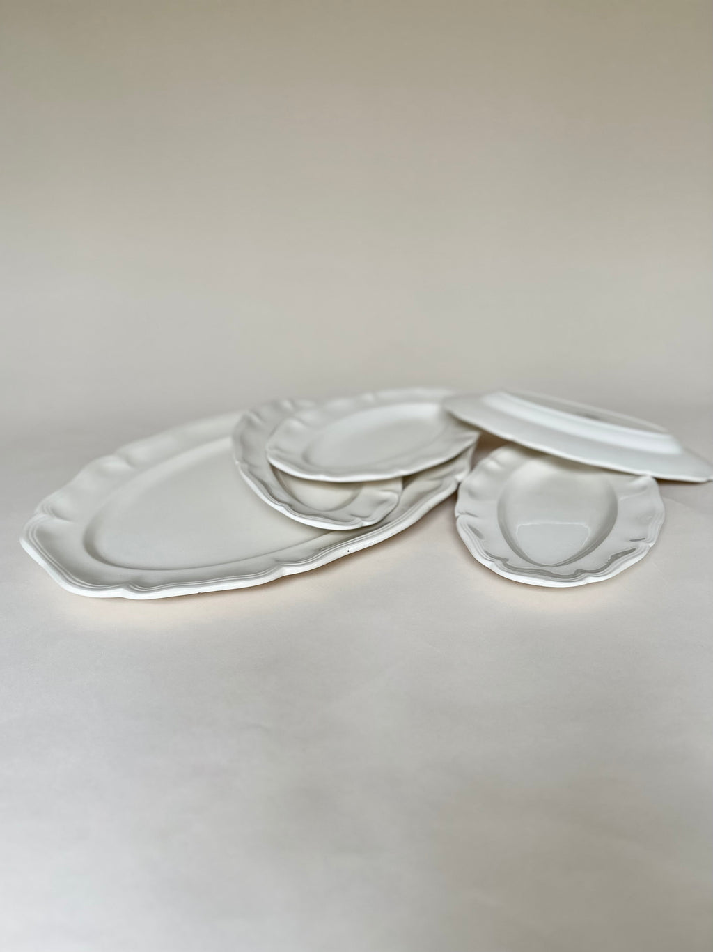 Plat et raviers chantournés en faïence de Sarreguemines