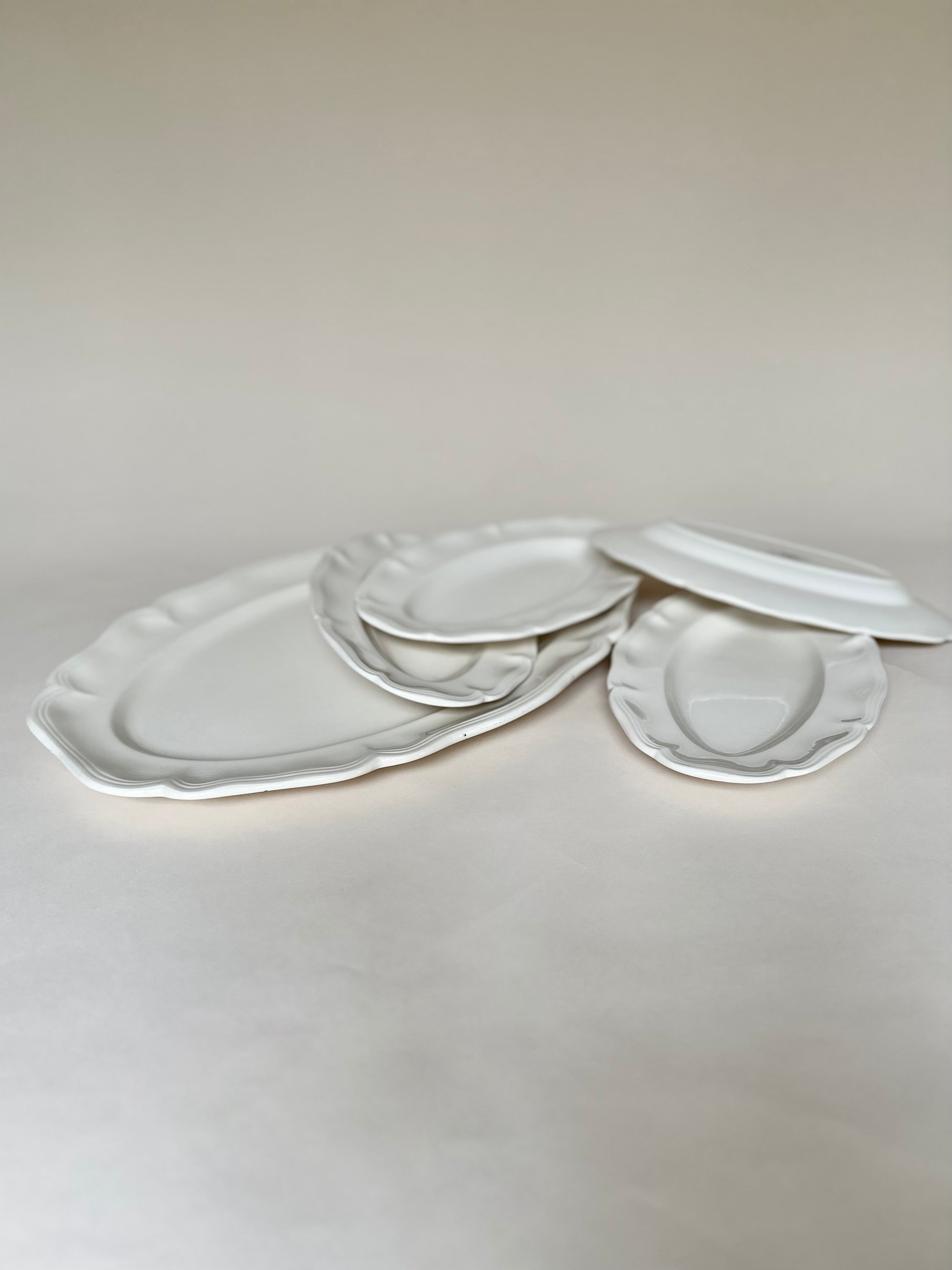 Plat et raviers chantournés en faïence de Sarreguemines
