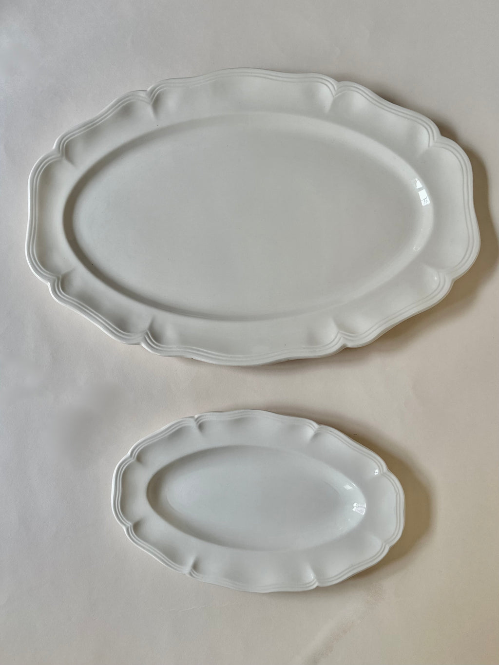Plat et raviers chantournés en faïence de Sarreguemines