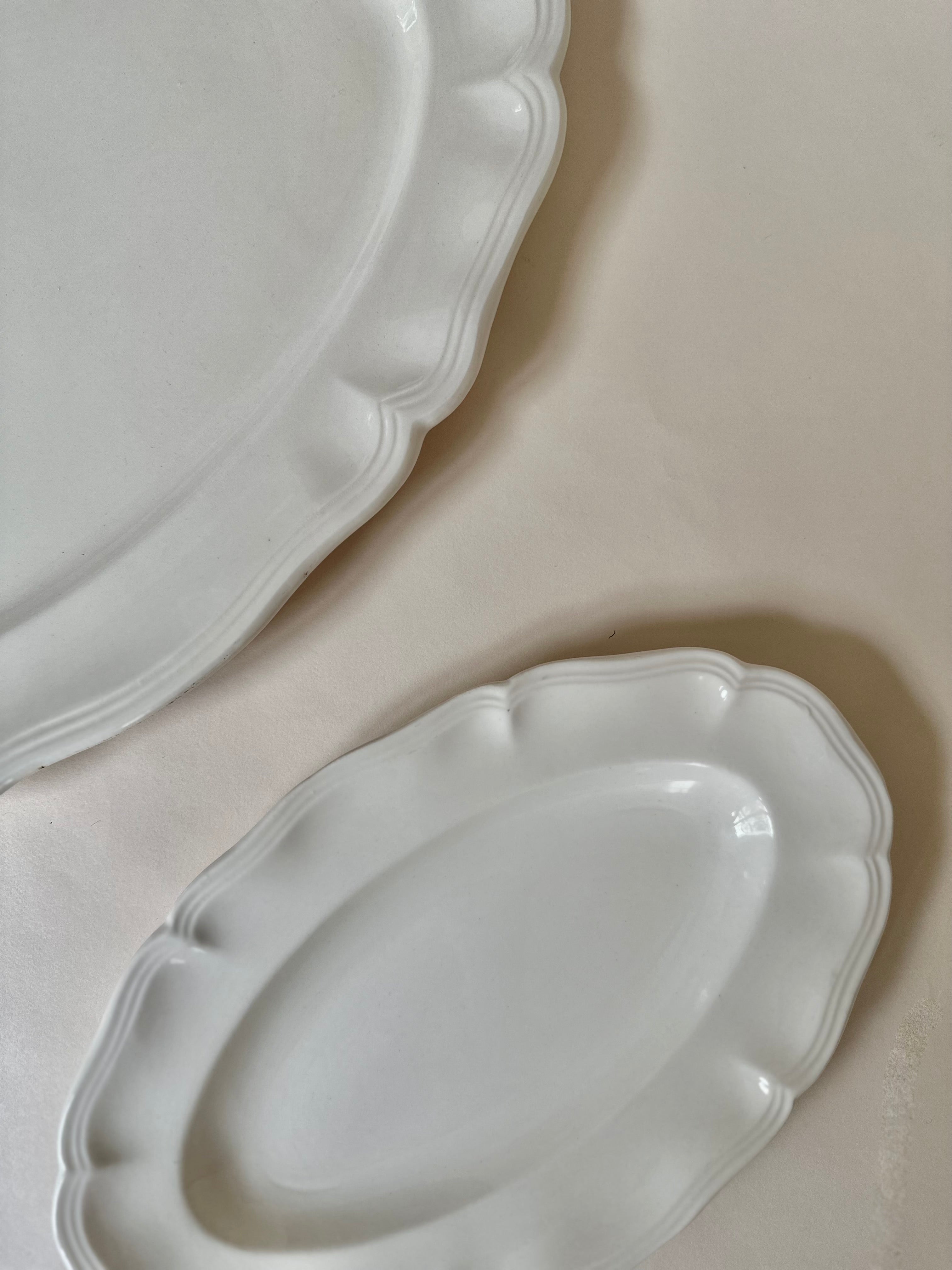 Plat et raviers chantournés en faïence de Sarreguemines