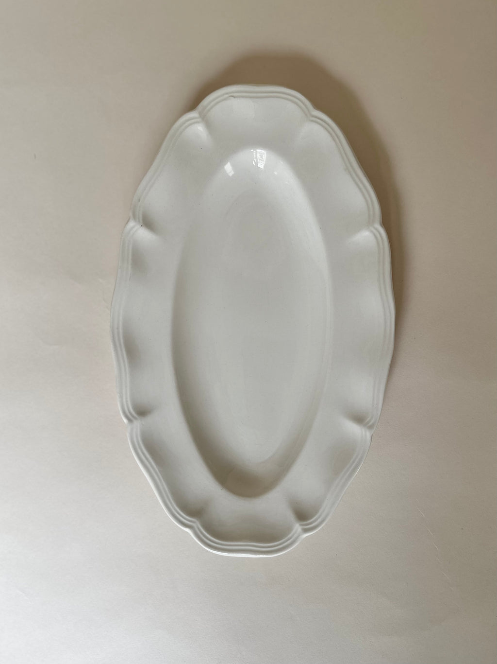 Plat et raviers chantournés en faïence de Sarreguemines