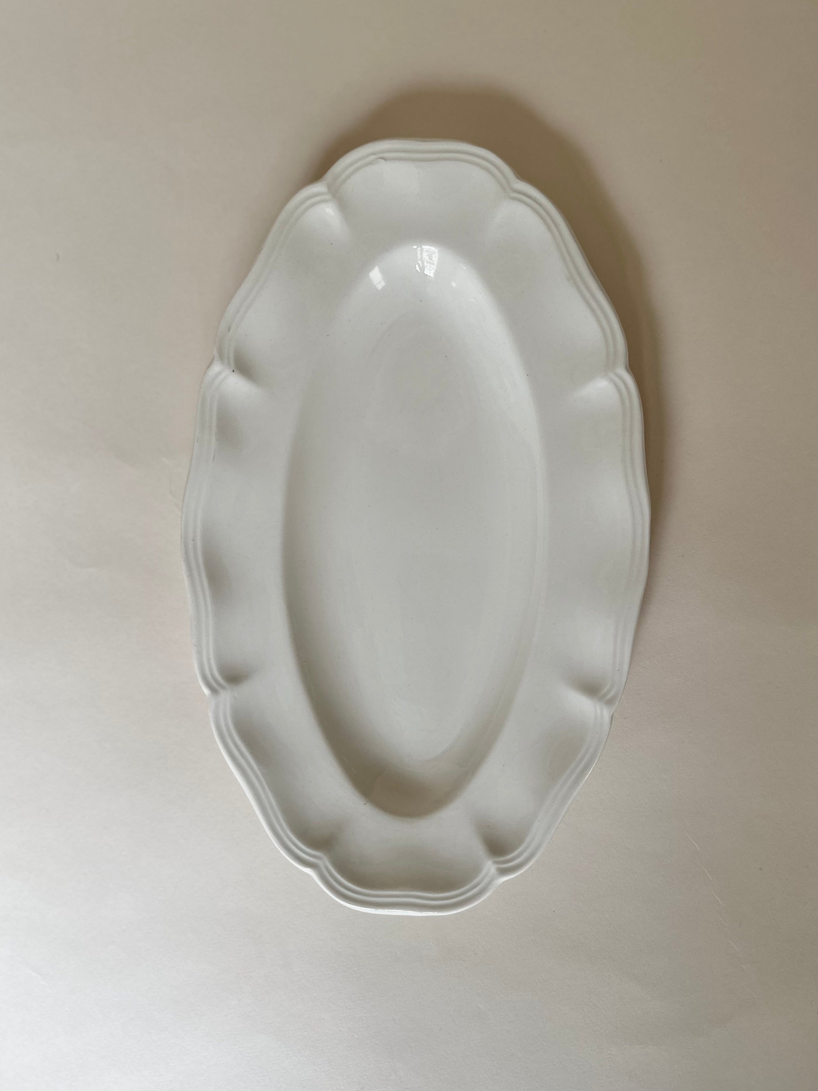 Plat et raviers chantournés en faïence de Sarreguemines