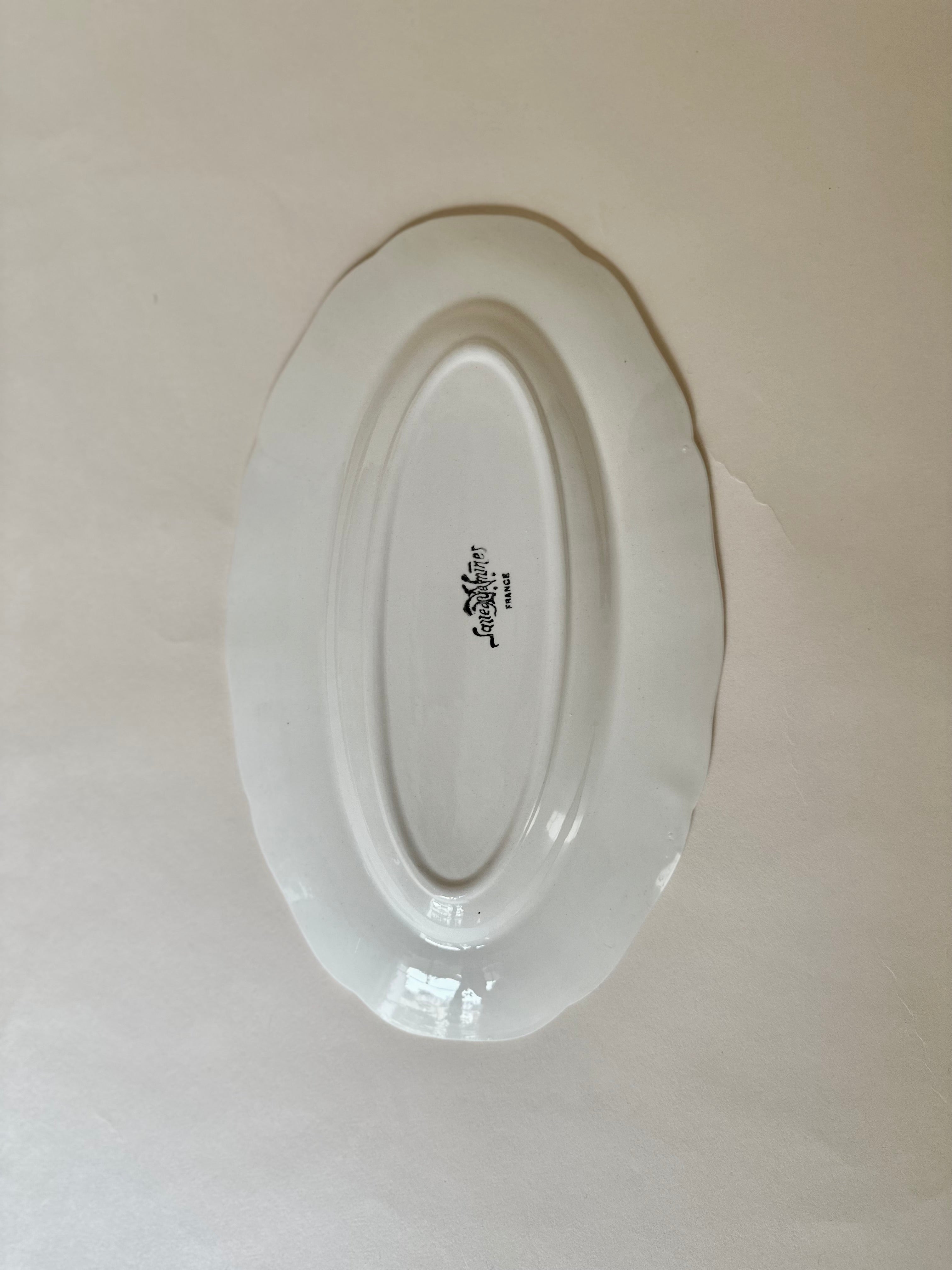 Plat et raviers chantournés en faïence de Sarreguemines