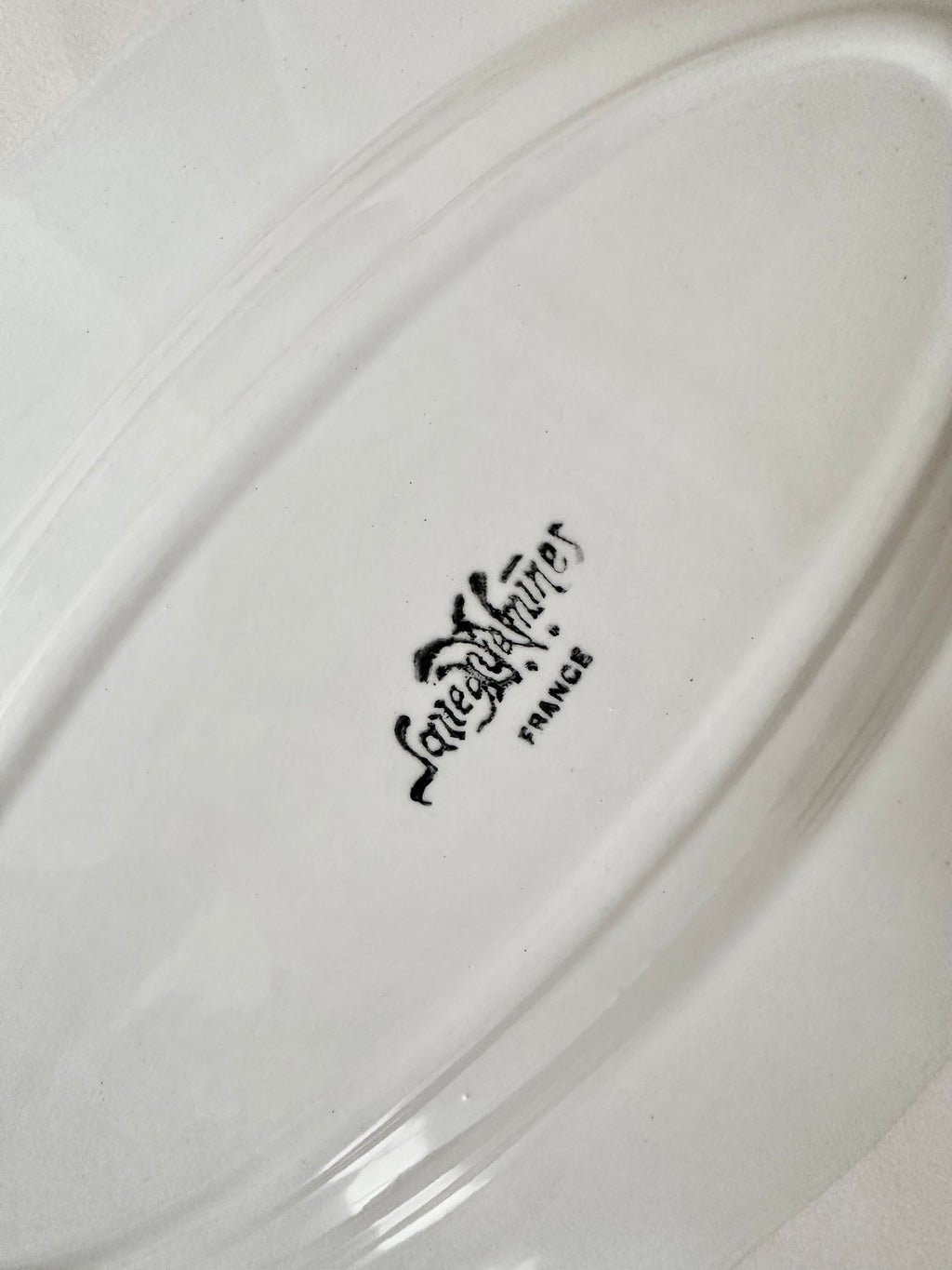 Plat et raviers chantournés en faïence de Sarreguemines