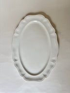 Plat et raviers chantournés en faïence de Sarreguemines