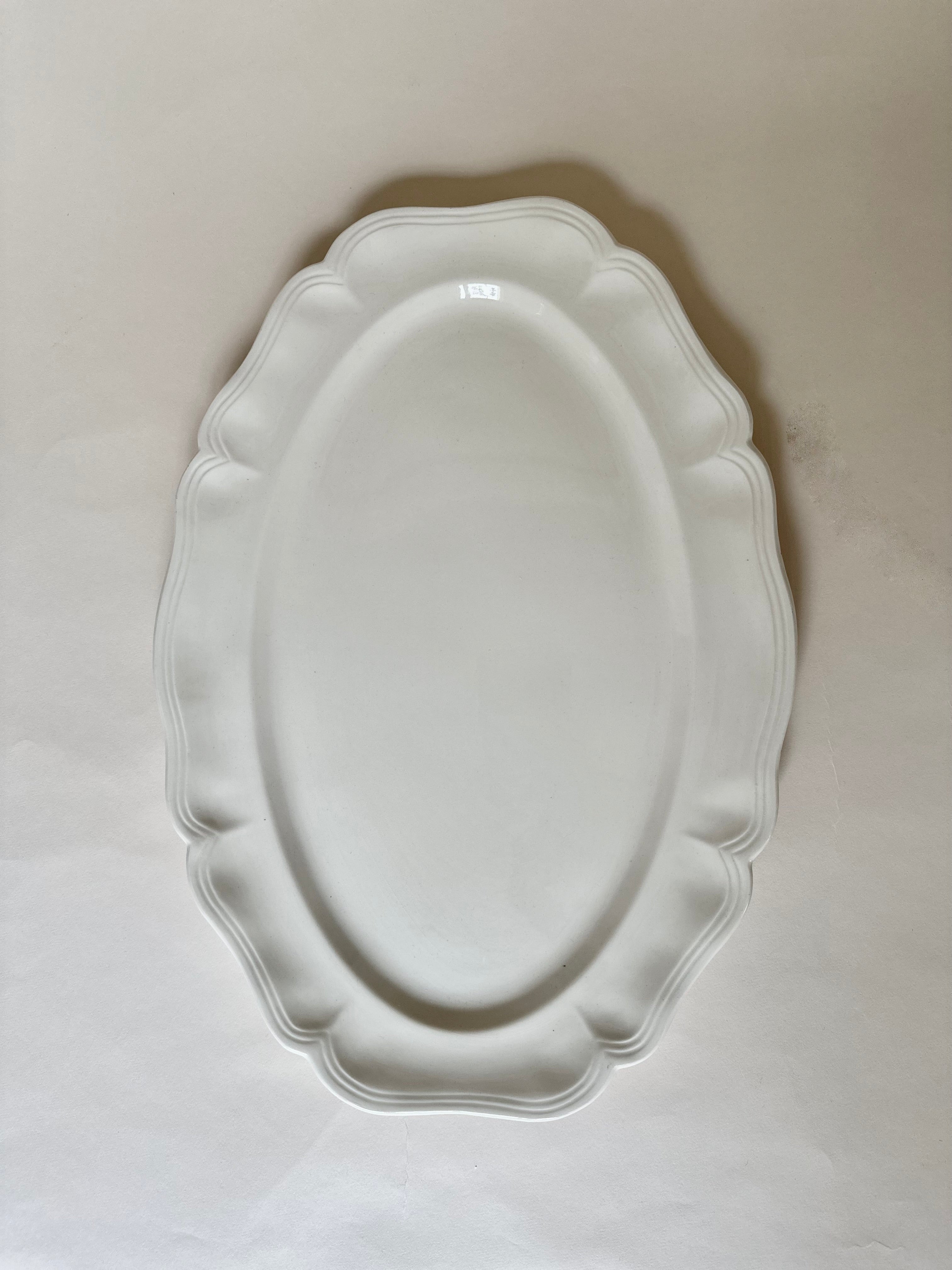 Plat et raviers chantournés en faïence de Sarreguemines