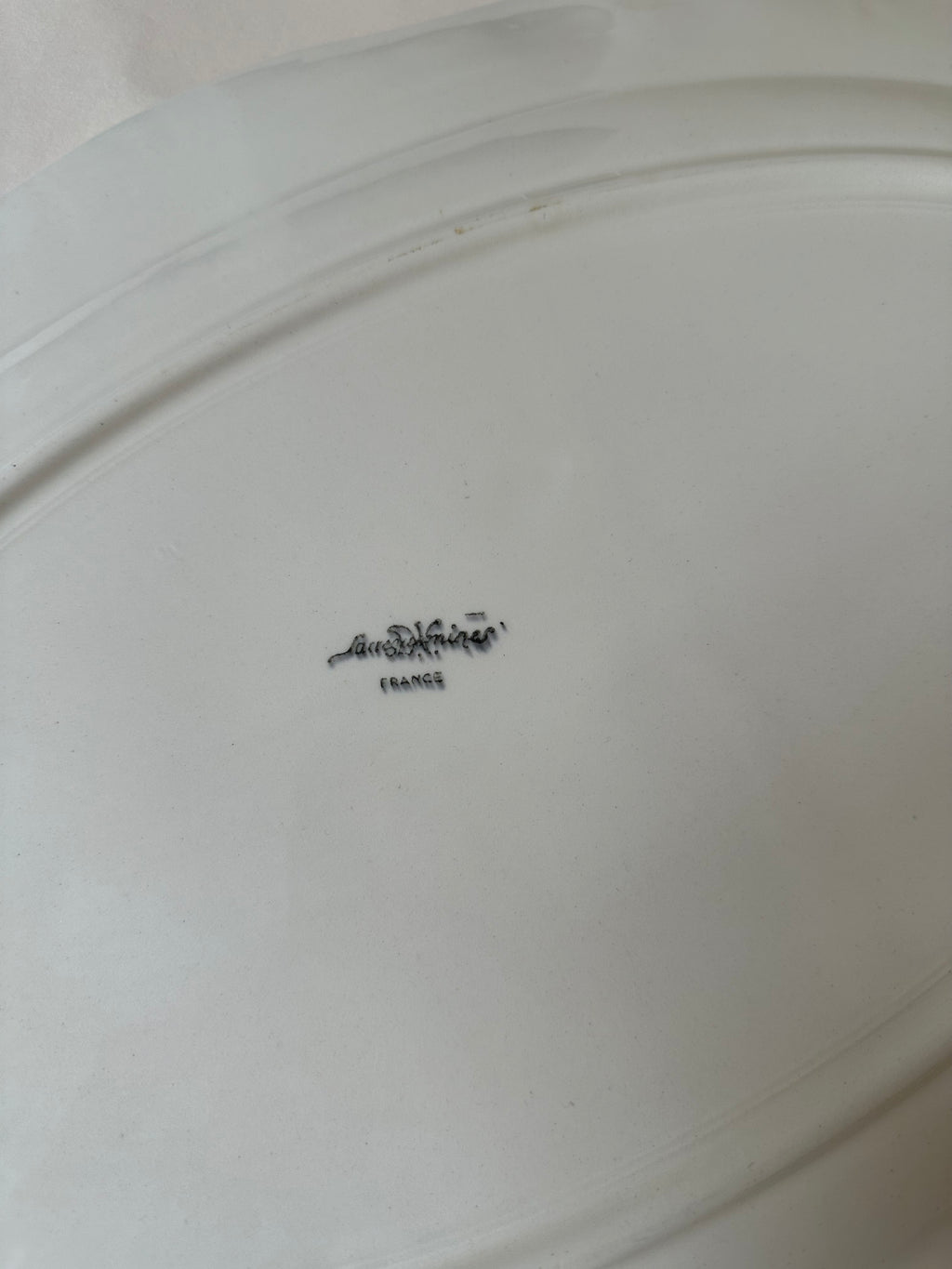 Plat et raviers chantournés en faïence de Sarreguemines