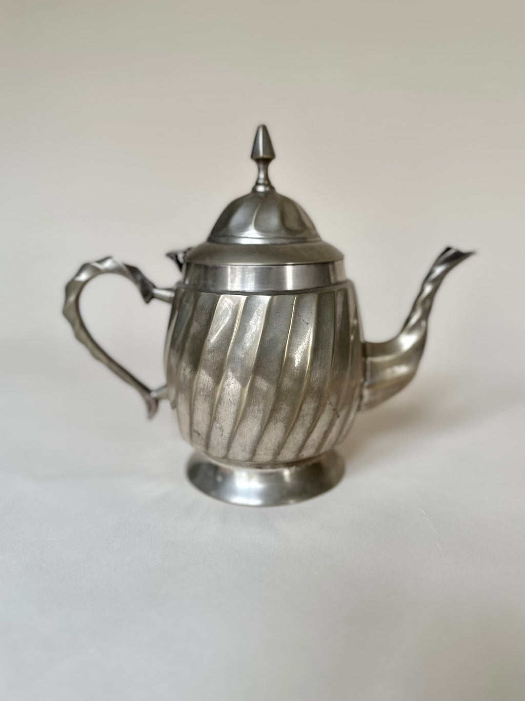 Théière en métal argenté à panse cannelée Art Déco