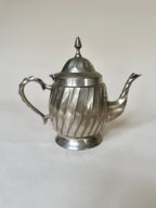 Théière en métal argenté à panse cannelée Art Déco